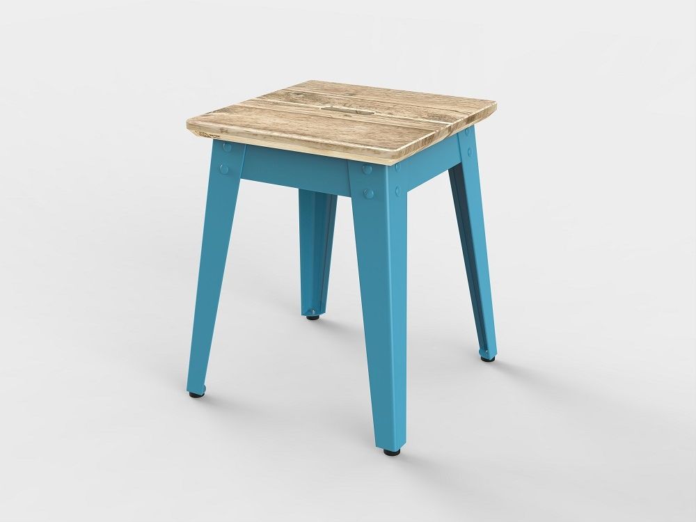 6Grad Outdoorhocker Jan Cray, hellblaues Metallgestell, Sitzfläche aus hellem Bauholz. Robuster Hocker für draußen.