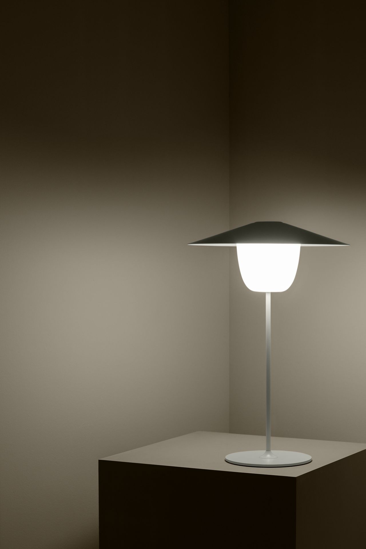 Ani Mobile LED Tischleuchte Akkuleuchte Large Blomus EINZELSTÜCK