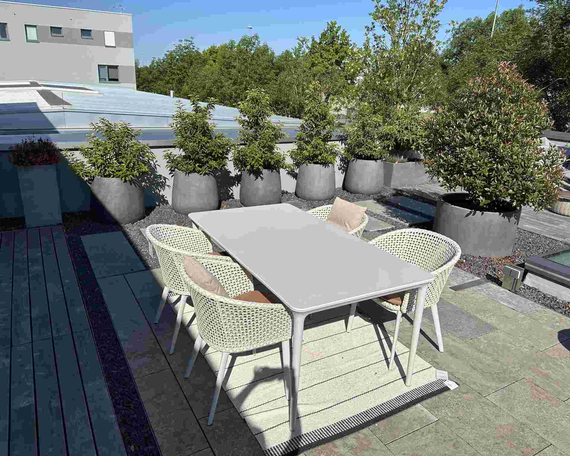 Bellmonde Tisch und Mbrace Armlehnstuhl Kombination Outdoor Dedon AUSSTELLUNGSSTÜCK