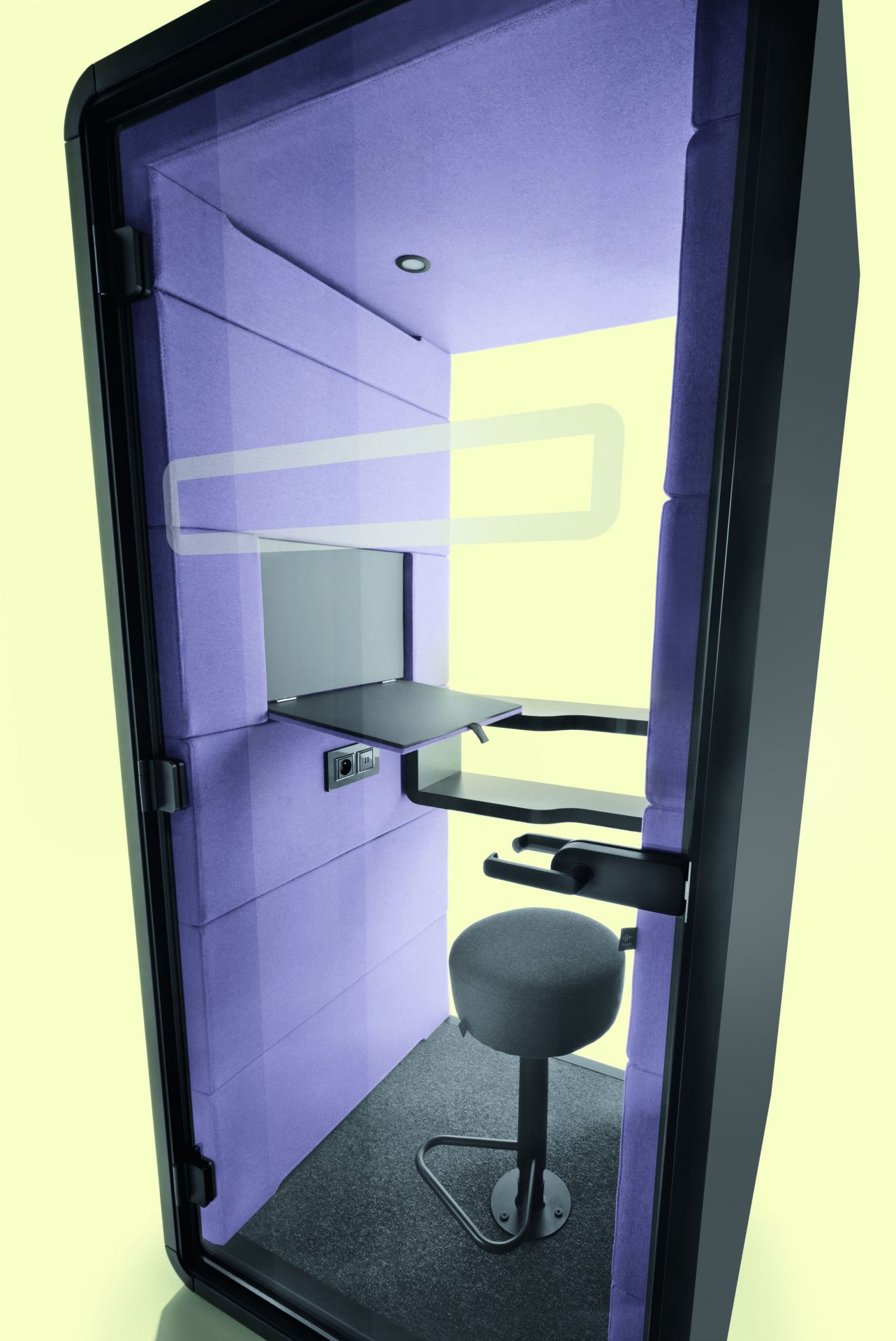 Innenansicht einer HushPhone Meetingbox: Schallschutzkabine mit Tisch, Stuhl und lila Akustikpaneelen.