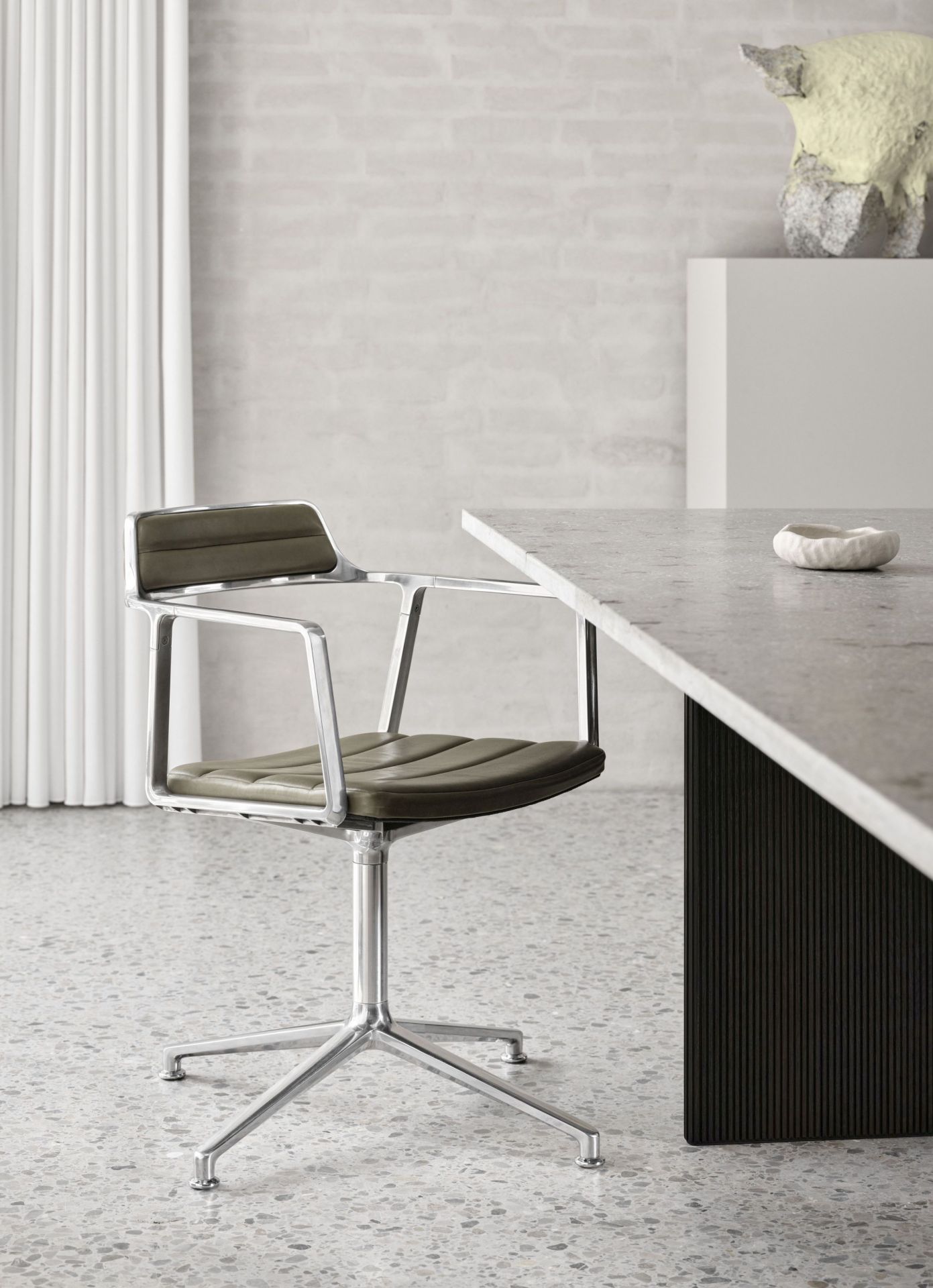 VIPP452 Swivel Stuhl mit Gleitern grünes Leder Vipp