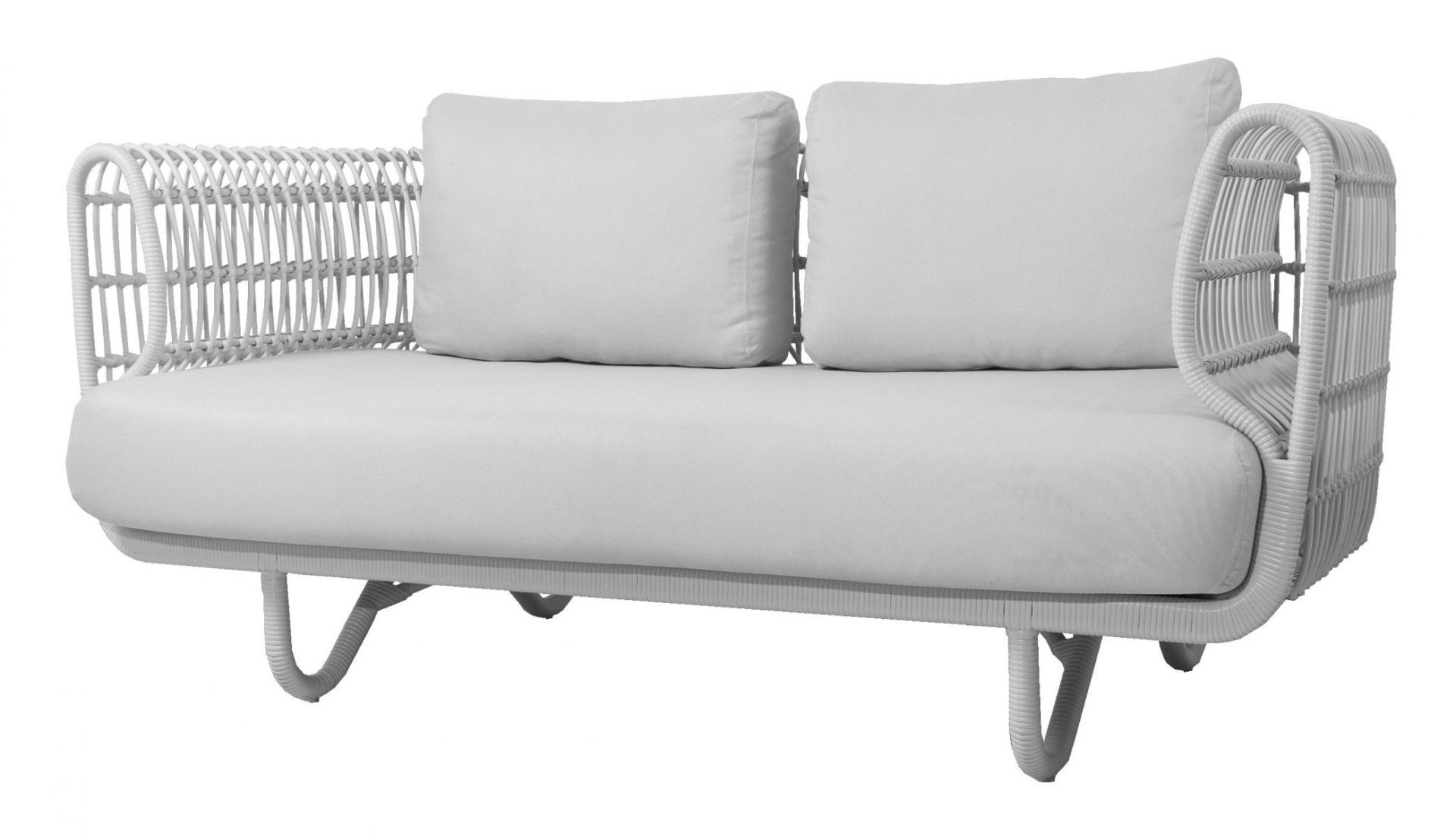 Nest Outdoor Sofa 2-Sitzer von Cane-Line mit weißem Cane Gestell und weißen Kissen. Gartenmöbel für Terrasse.