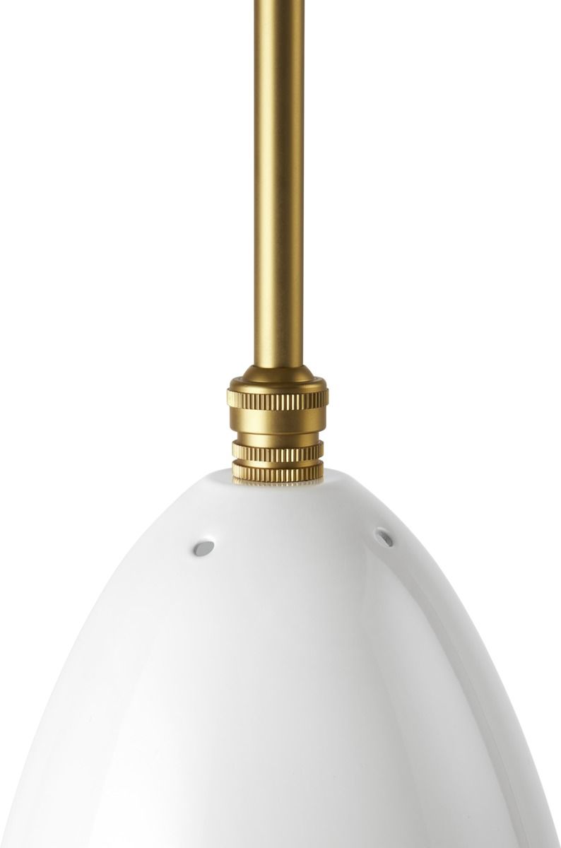 Detailaufnahme der Gräshoppa Pendelleuchte von Gubi, alabasterweiß glänzend mit goldenen Elementen.