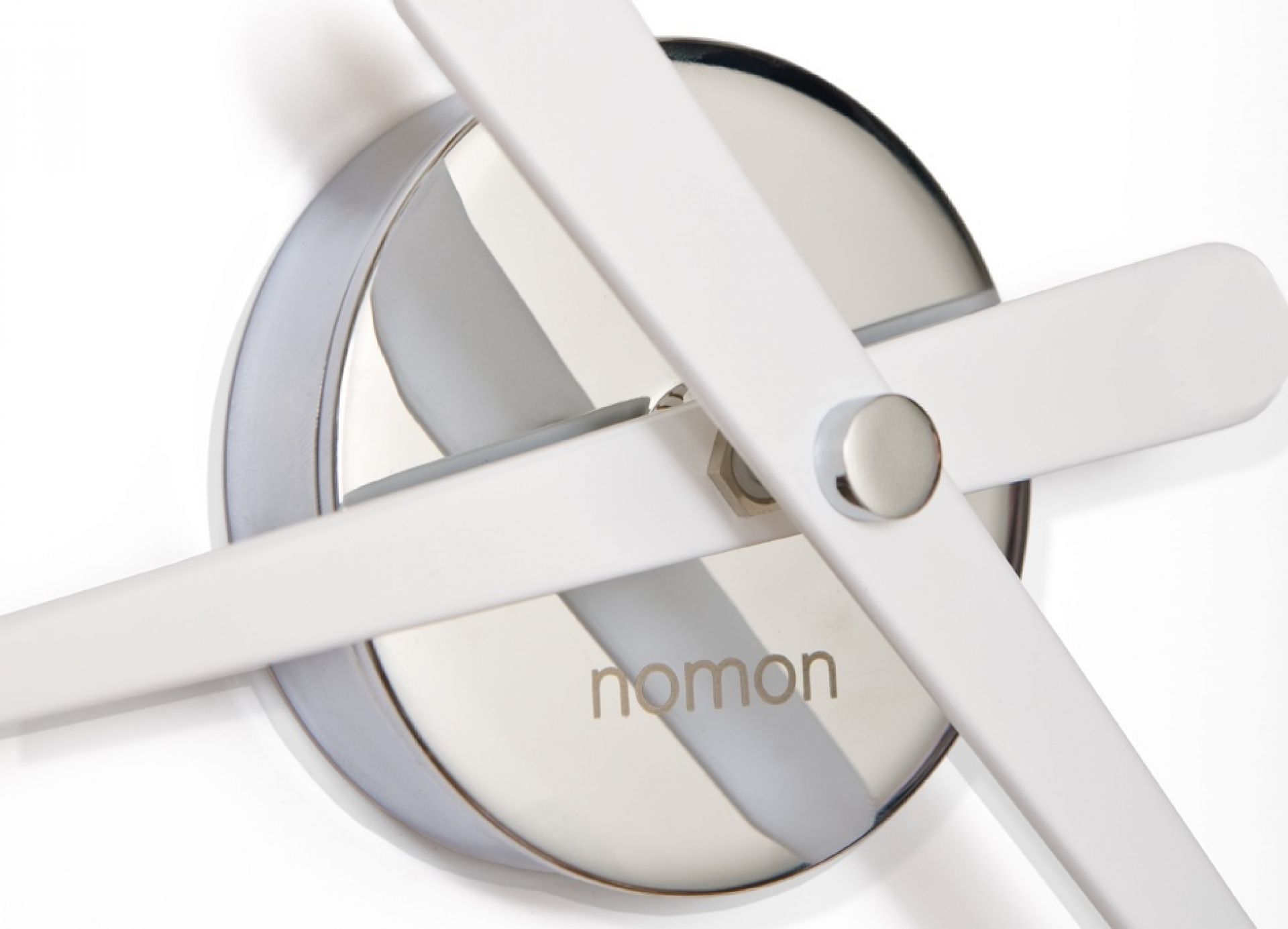 Detailaufnahme der modernen Nomon Wanduhr Rodón mini mit weißen Zeigern und silbernem Gehäuse.