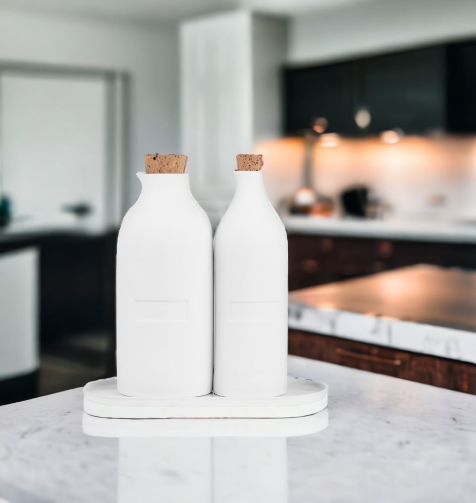 Weiße Menage Flaschen mit Korken auf Tablett, Räder Design für Öl und Essig.