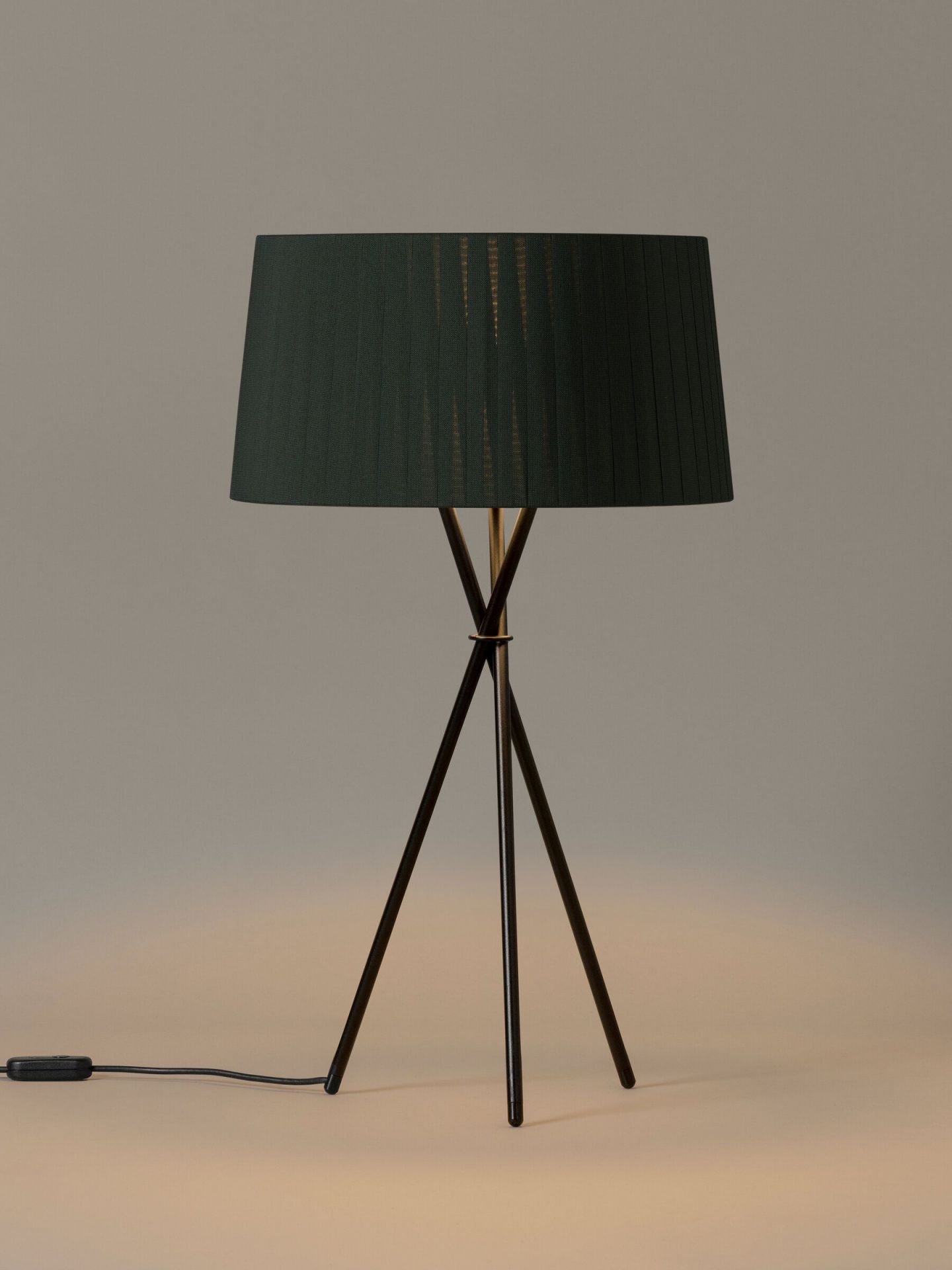 Tripode G6 Tischleuchte Grün von Santa & Cole mit Stativfuß und Stoffschirm.