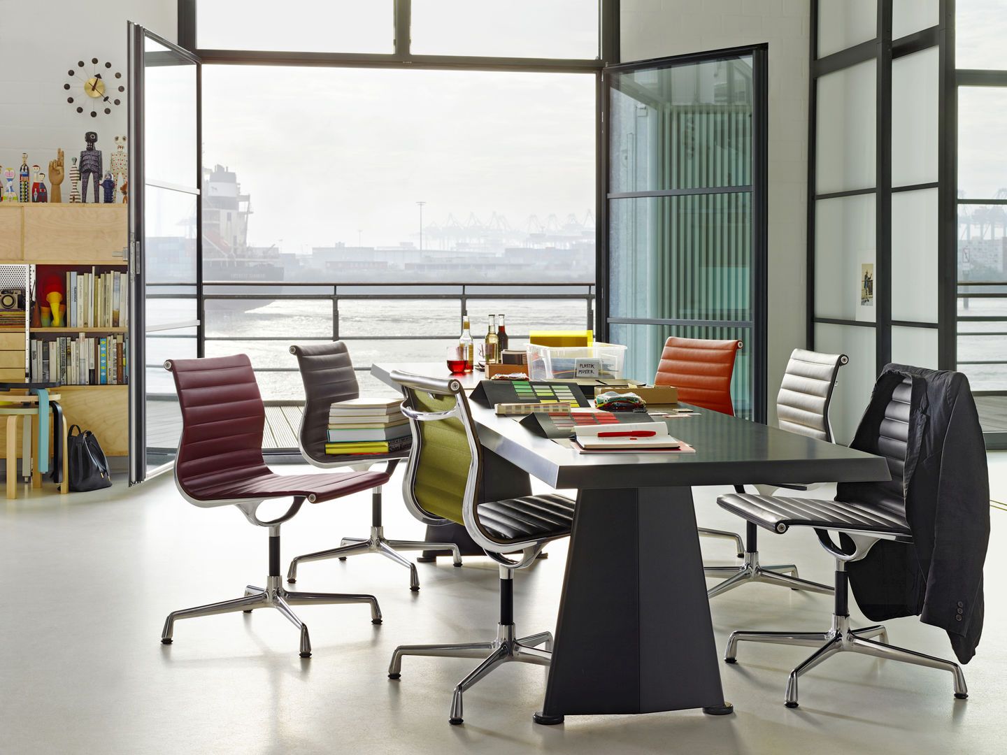 Aluminium Chair EA 104 / EA104 Stuhl Vitra
