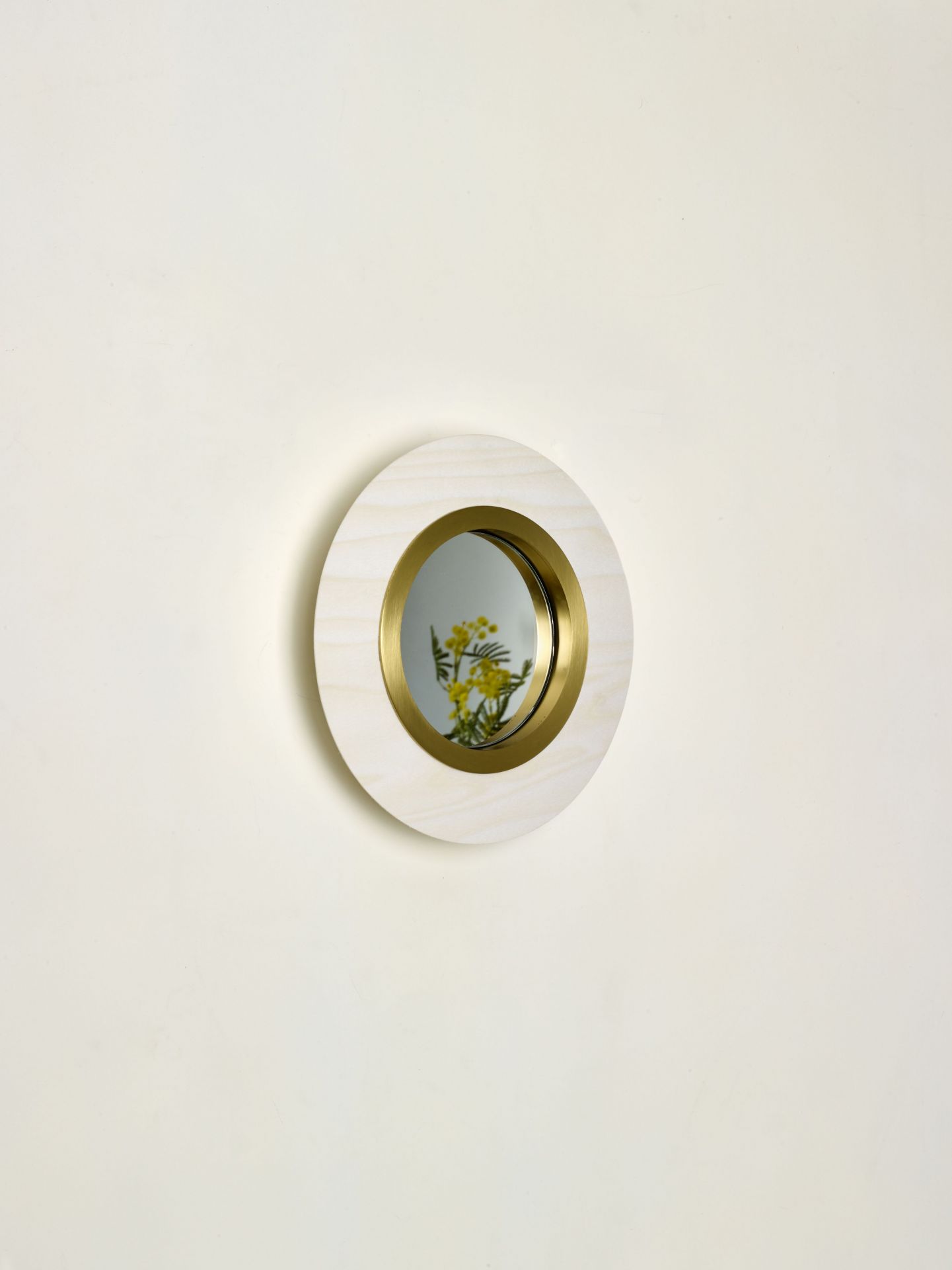 Lens LED Wandleuchte rund Metallring in Gold LZF Lamps