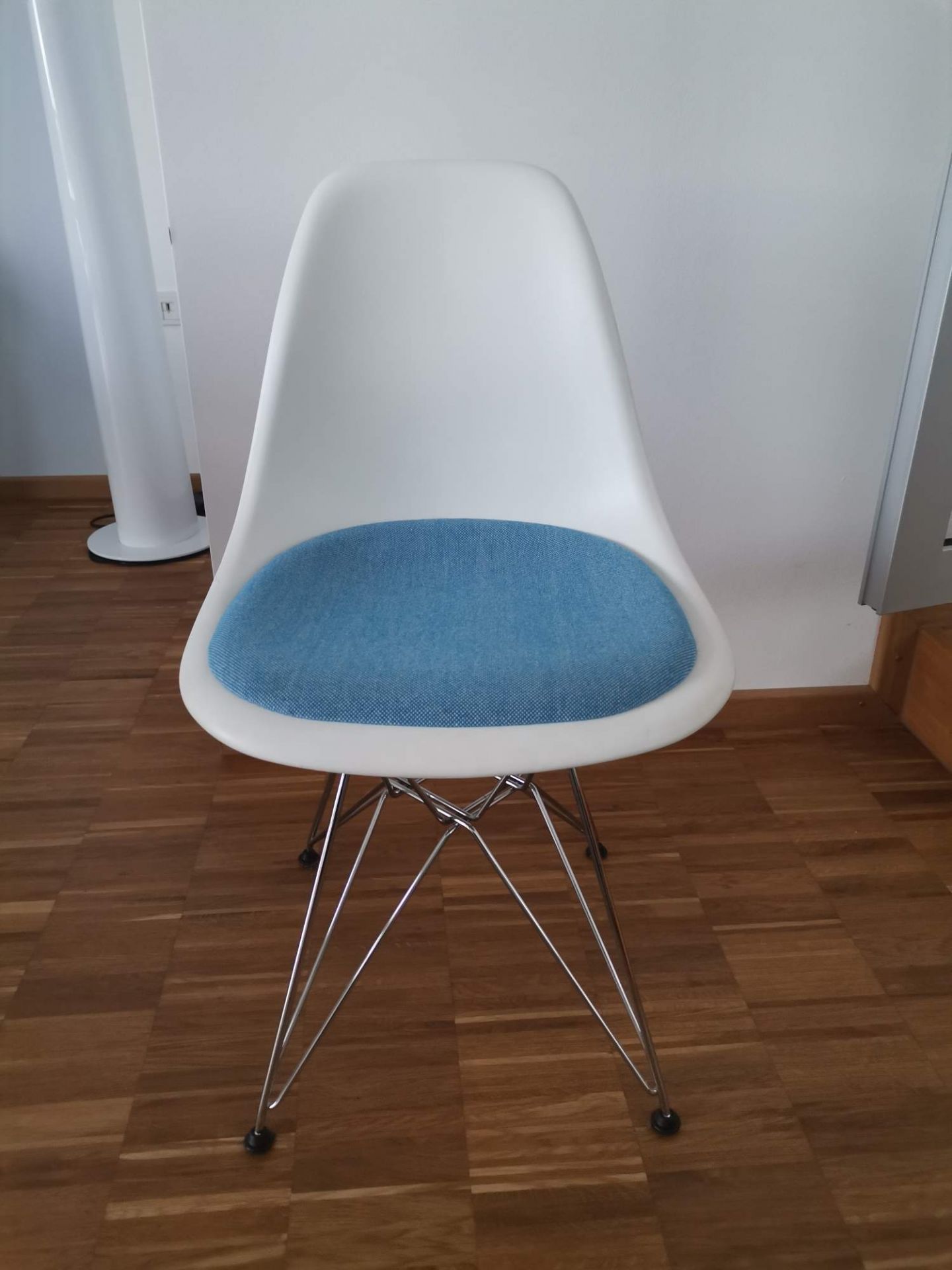 Eames Plastic Side Chair DSR Stuhl mit Sitzpolster Vitra Chrom - Hopsak BLAU, WEISS AUSSTELLUNGSSTÜCK
