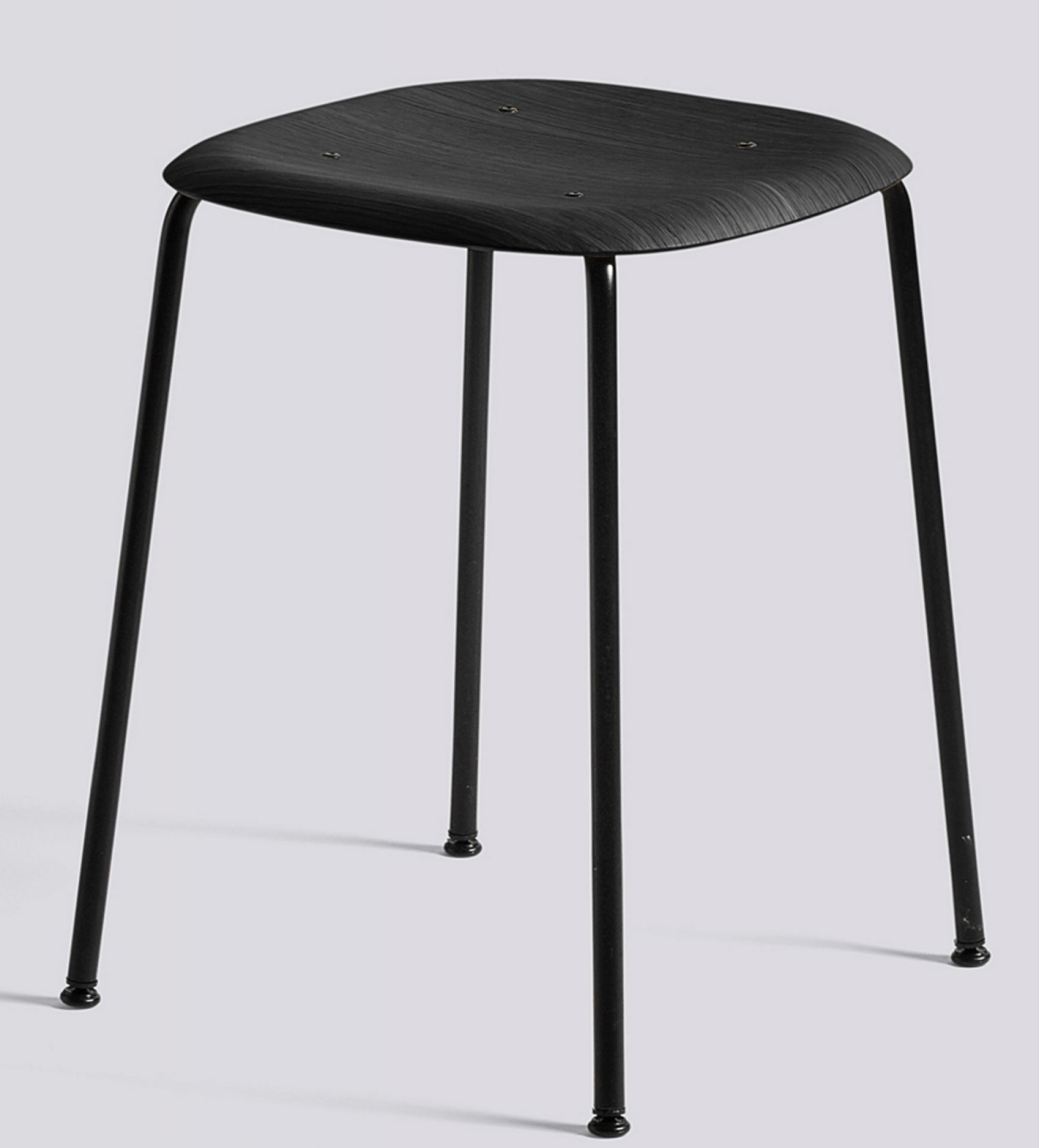 Schwarzer Soft Edge Hocker von Hay mit vier Beinen und Sitzfläche aus Holz.