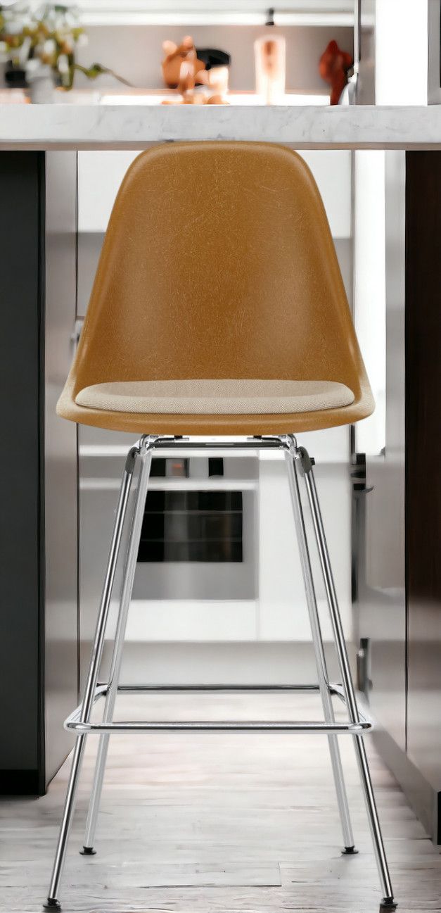 Eames Fiberglass Bar Stool Medium Barhocker mit Sitzpolster Vitra