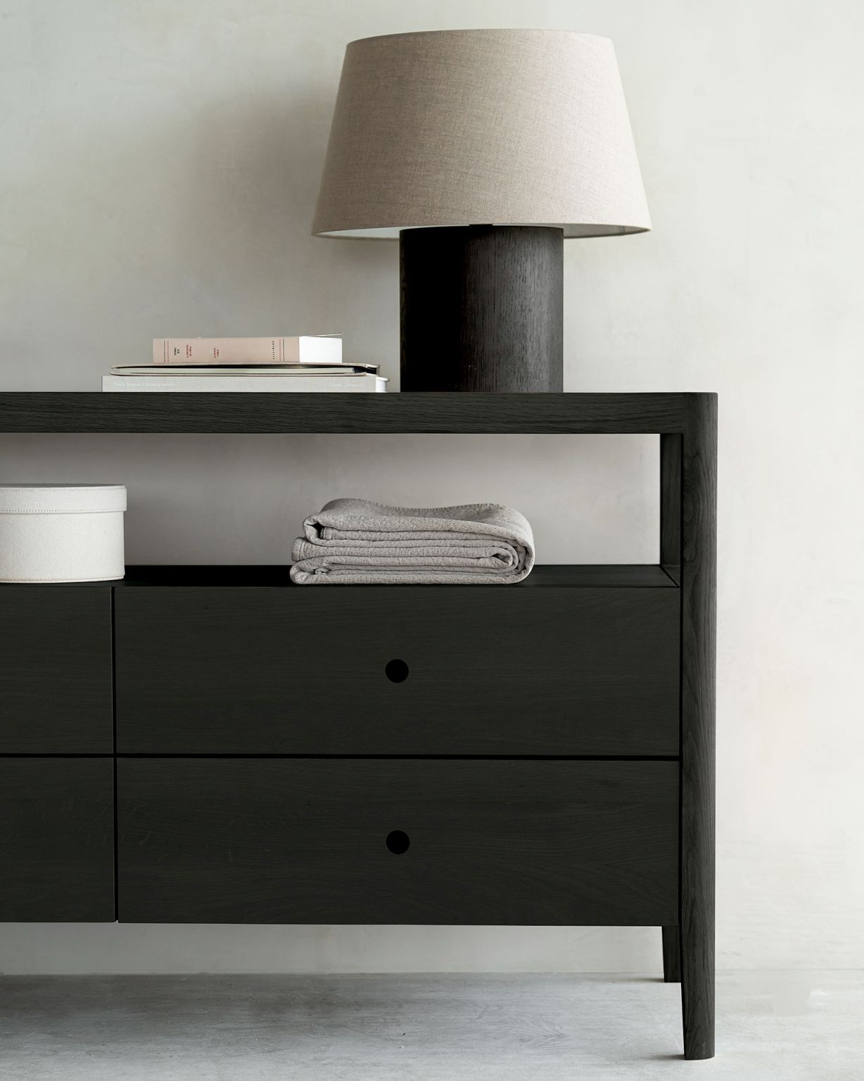 Spindle Kommode mit Schubladen Eiche schwarz lackiert Ethnicraft