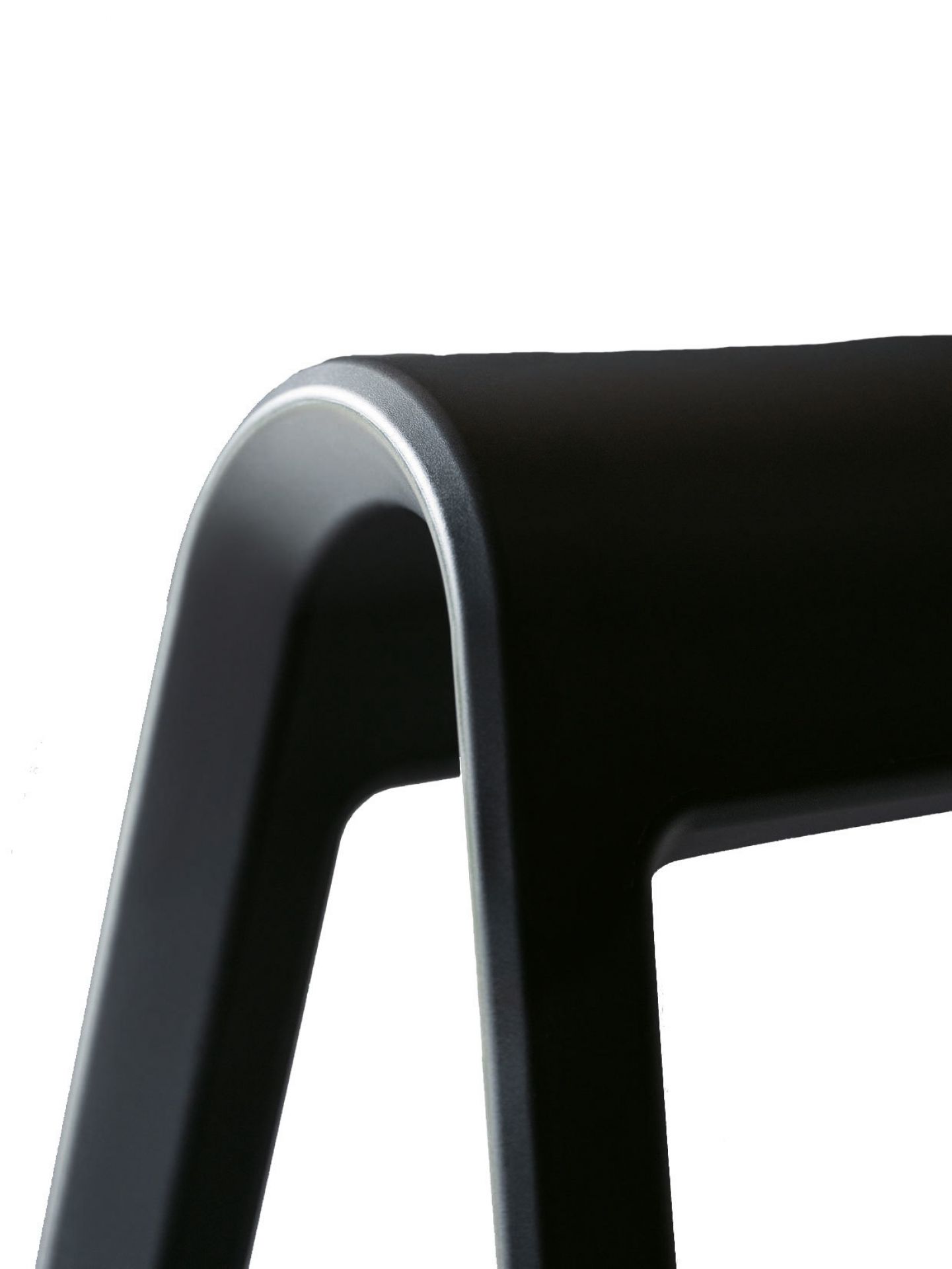 Sitzbock Programm 204 Schwarz Wilkhahn Detailaufnahme: Schwarzer Wilkhahn Sitzbock, ergonomischer Hocker für dynamisches Sitzen im Büro.