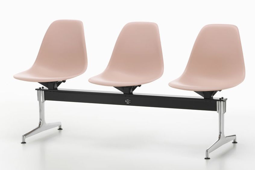 Eames Plastic Side Chair RE auf Traverse Vitra 