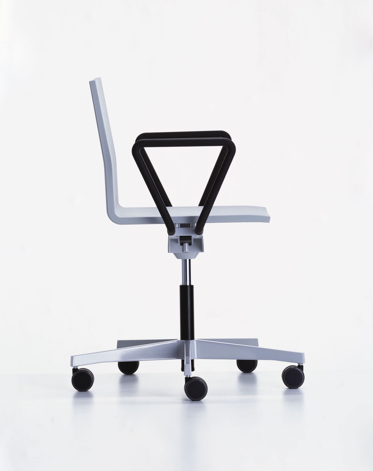 .04 Bürodrehstuhl mit Armlehne Vitra