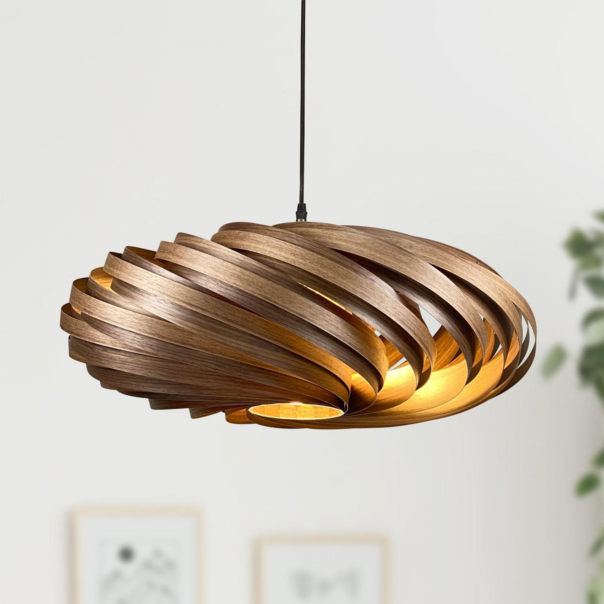 Veneria Hängeleuchte Ø60 cm aus Nussbaumholz, moderne Pendelleuchte für Wohnzimmer und Esszimmer, warmes Licht.