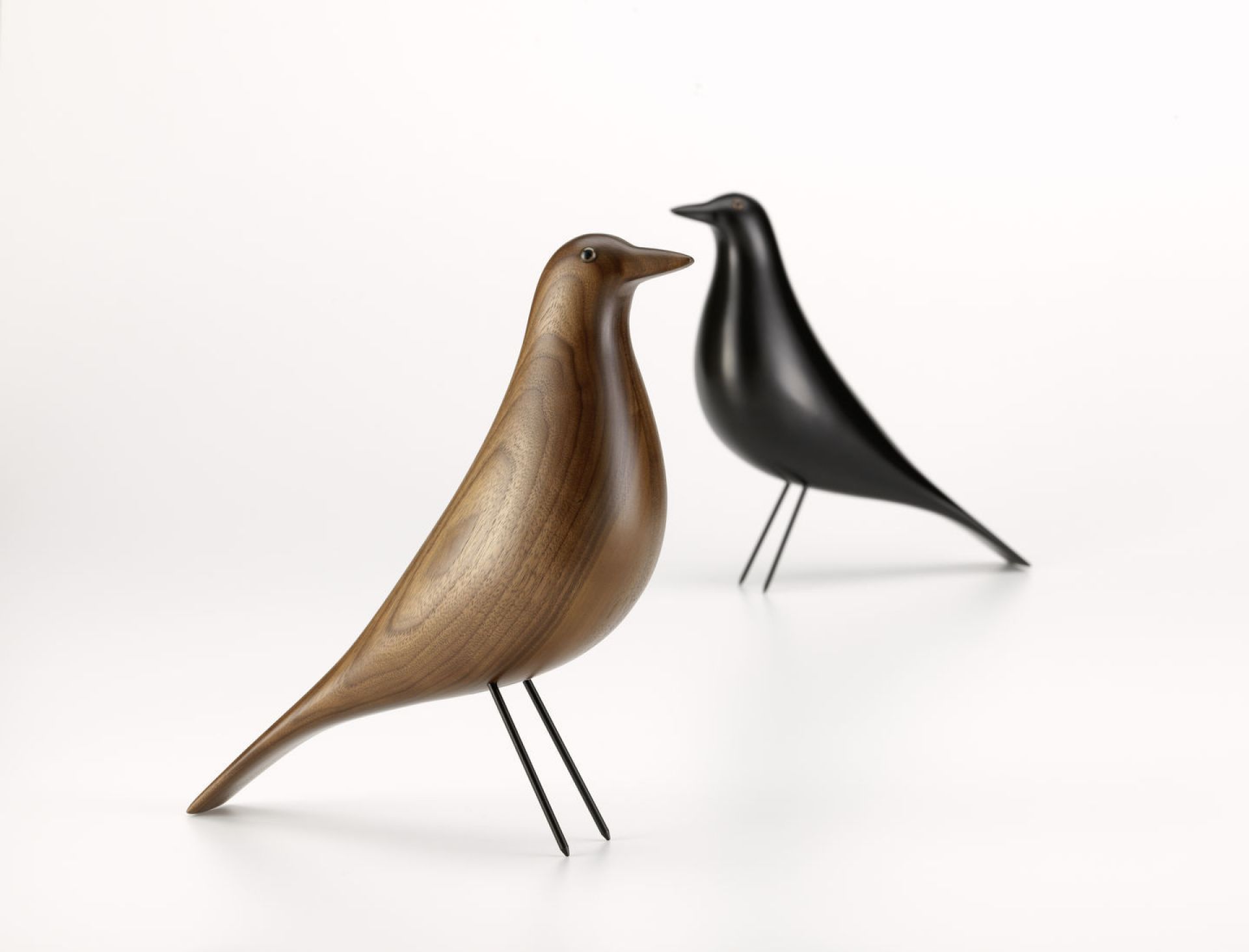 Eames House Bird Skulptur Nussbaum Vitra