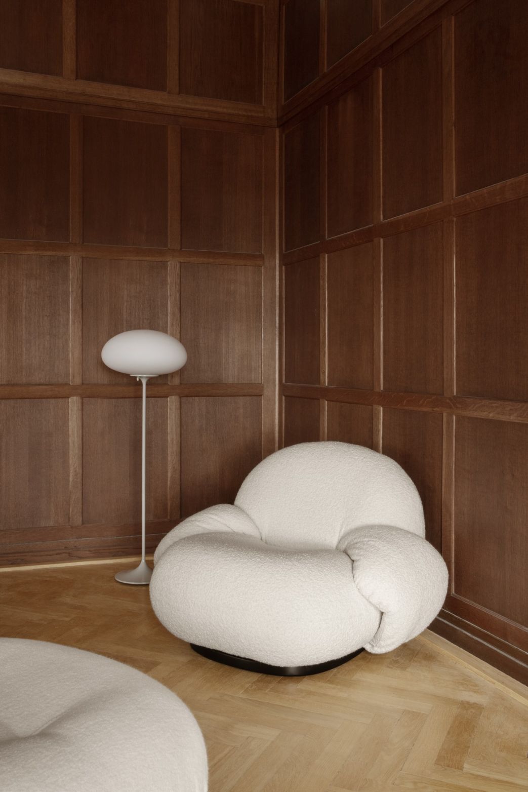 Pacha Lounge Chair Sessel mit Armlehnen Gubi