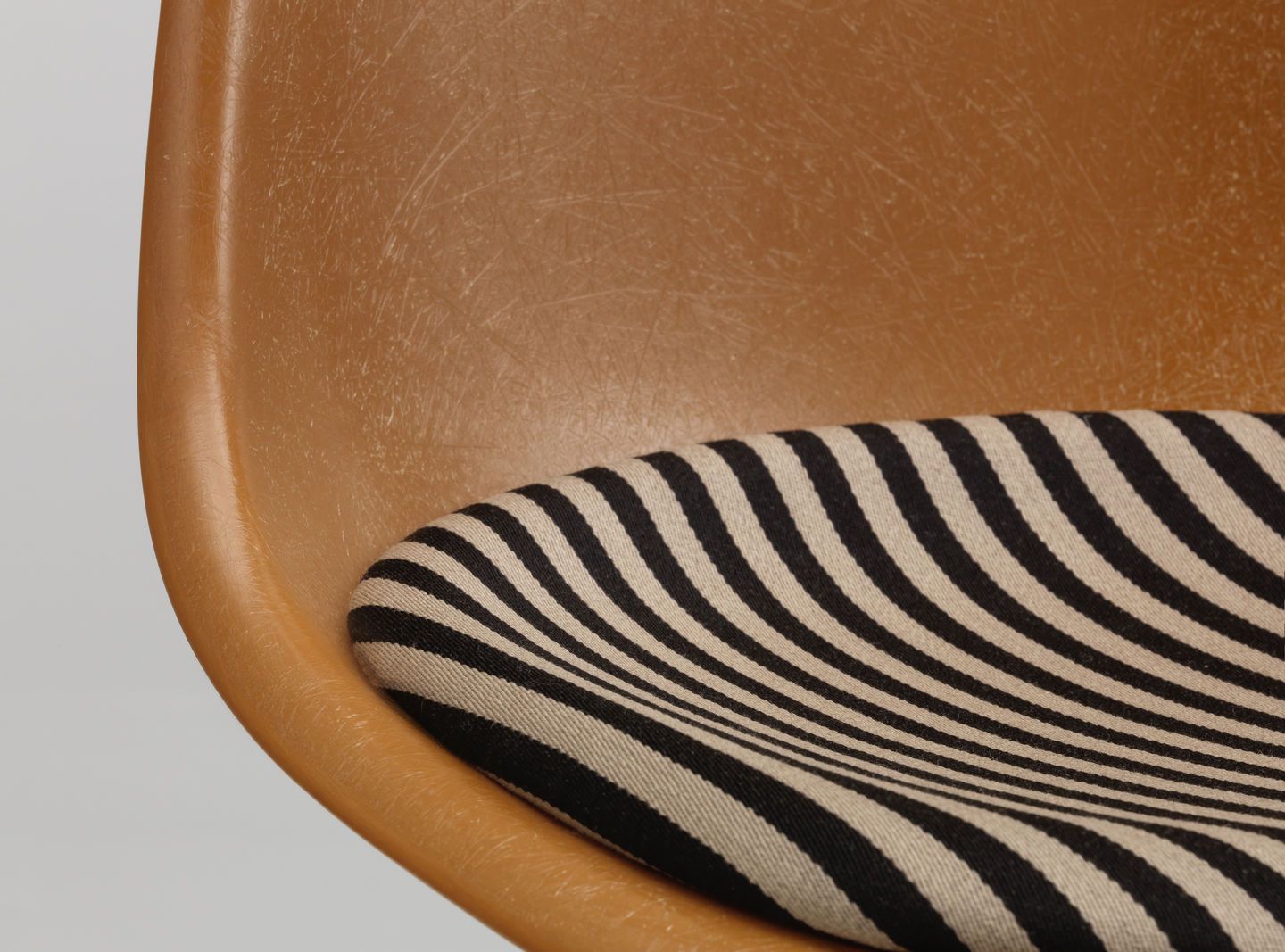 Eames Fiberglass Side Chair La Fonda Ocker Dunkel Vitra LIMITED EDITION