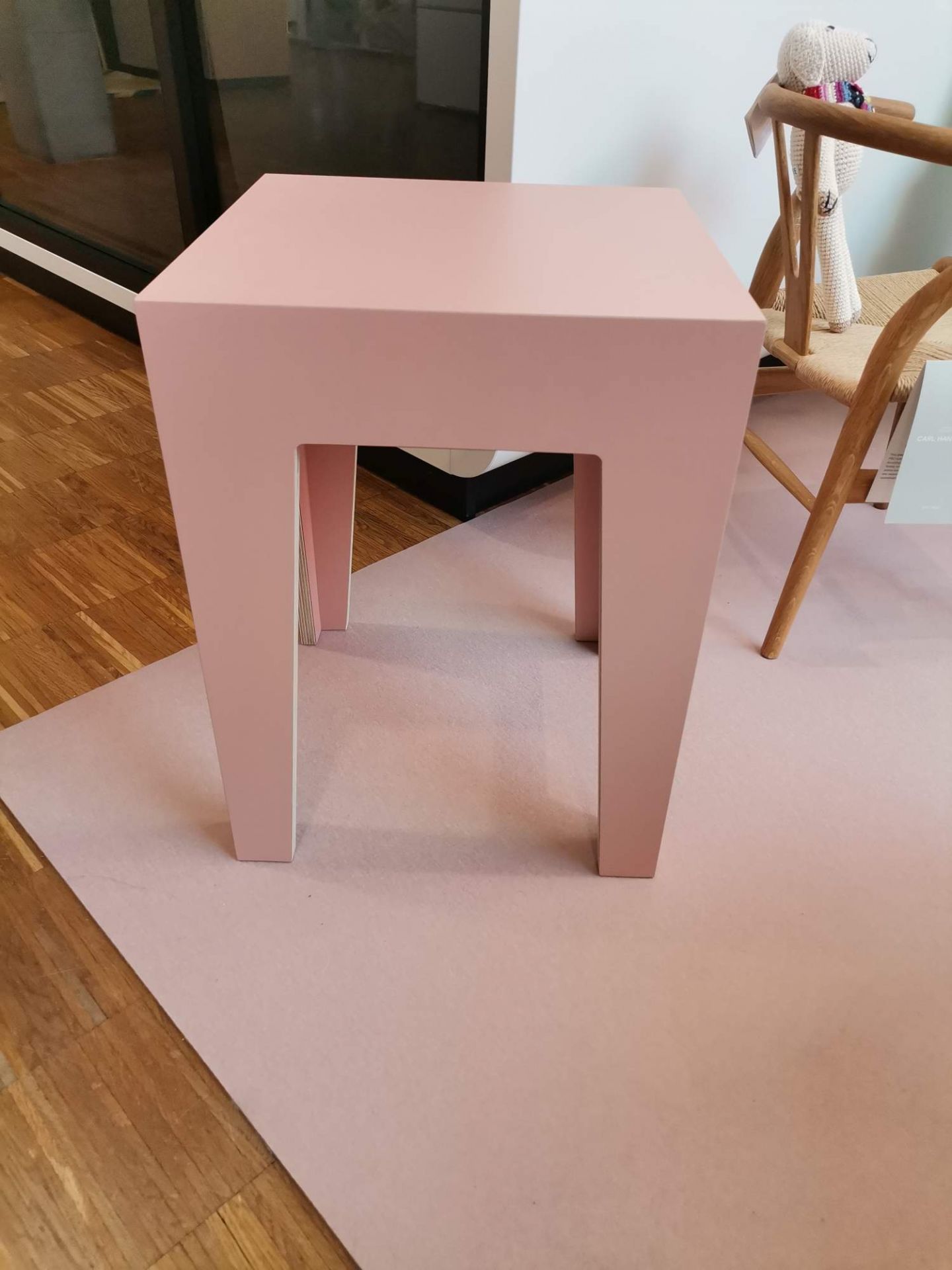 HENRIK Hocker ZARTROSA Das ganze Leben AUSSTELLUNGSSTÜCK