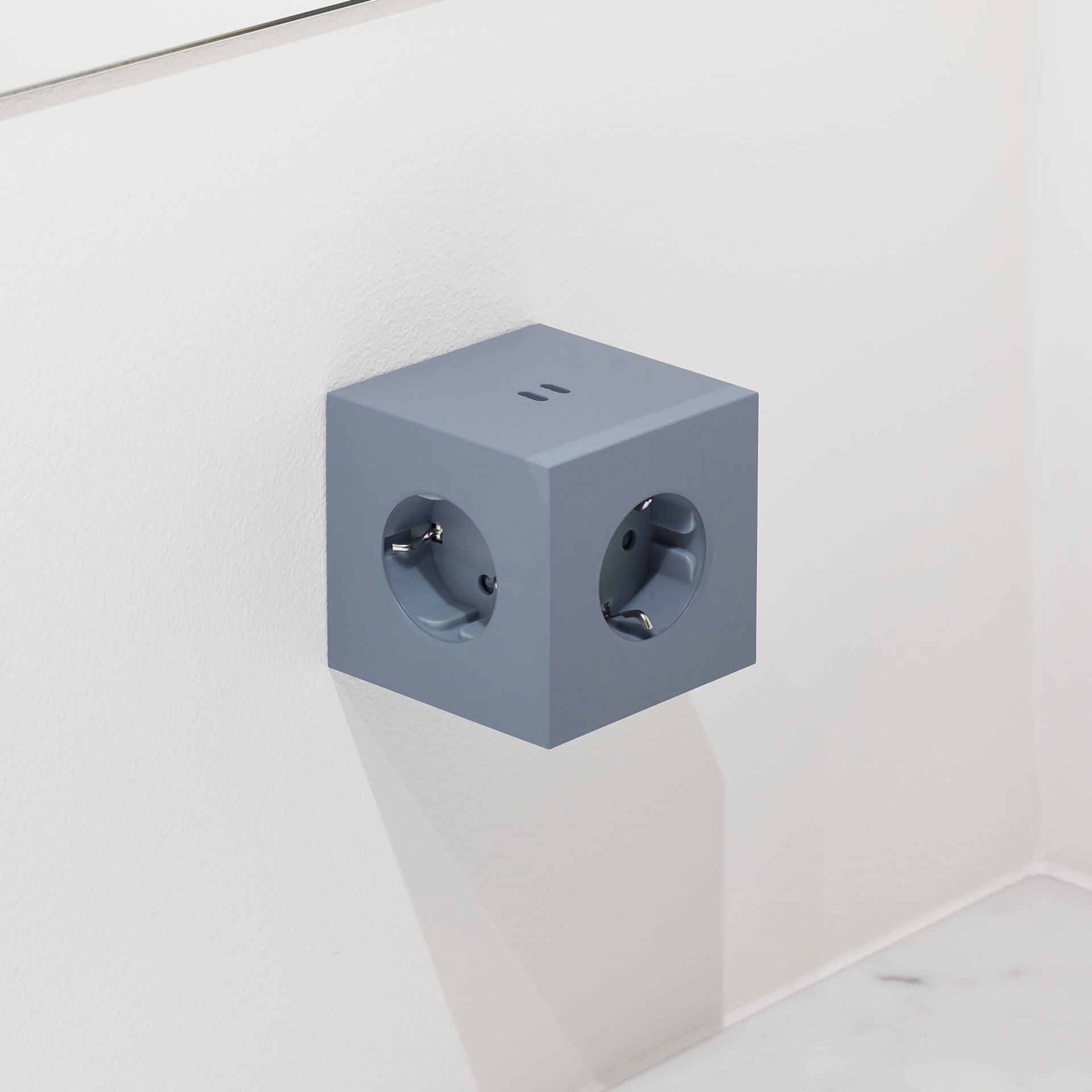 Square 2 - Avolt Steckdosenwürfel mit USB-C Shark blau dfp Design