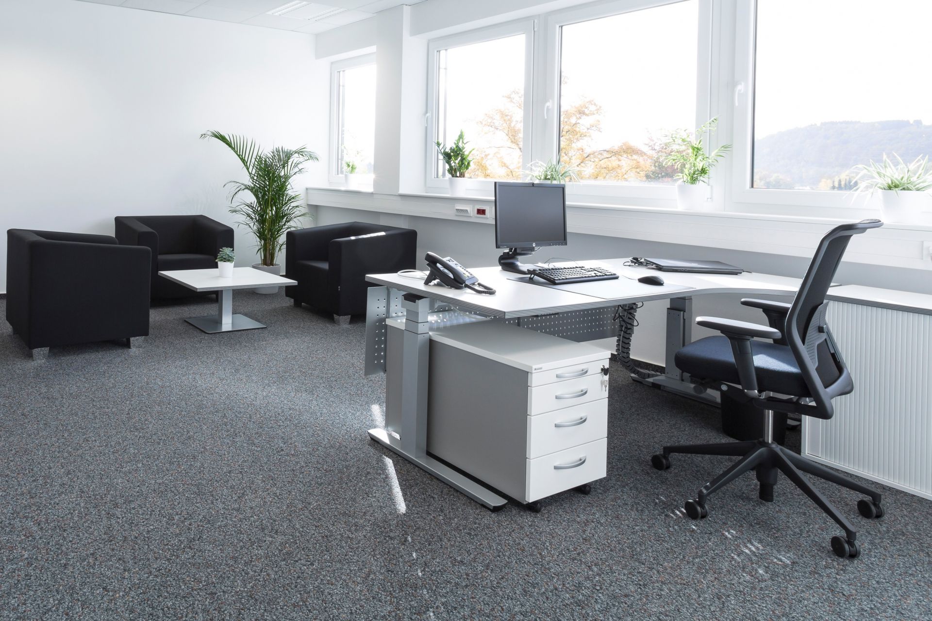 Orga Plus Mobilcontainer von Palmberg unter Schreibtisch im modernen Büro mit Büromöbeln.