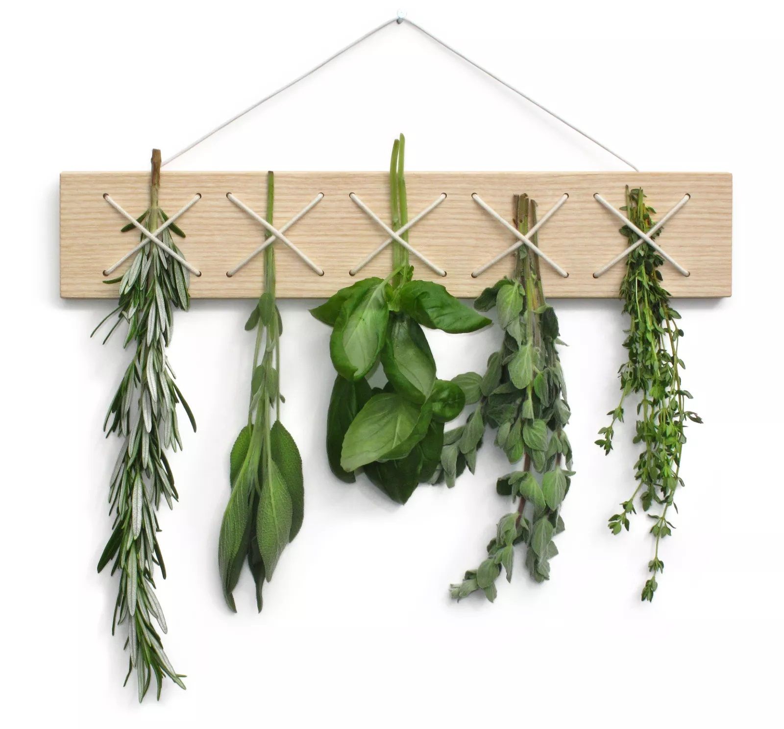 Kräutertrockner aus Holz mit aufgehängten Kräutern wie Rosmarin, Salbei, Basilikum und Thymian zum Trocknen.