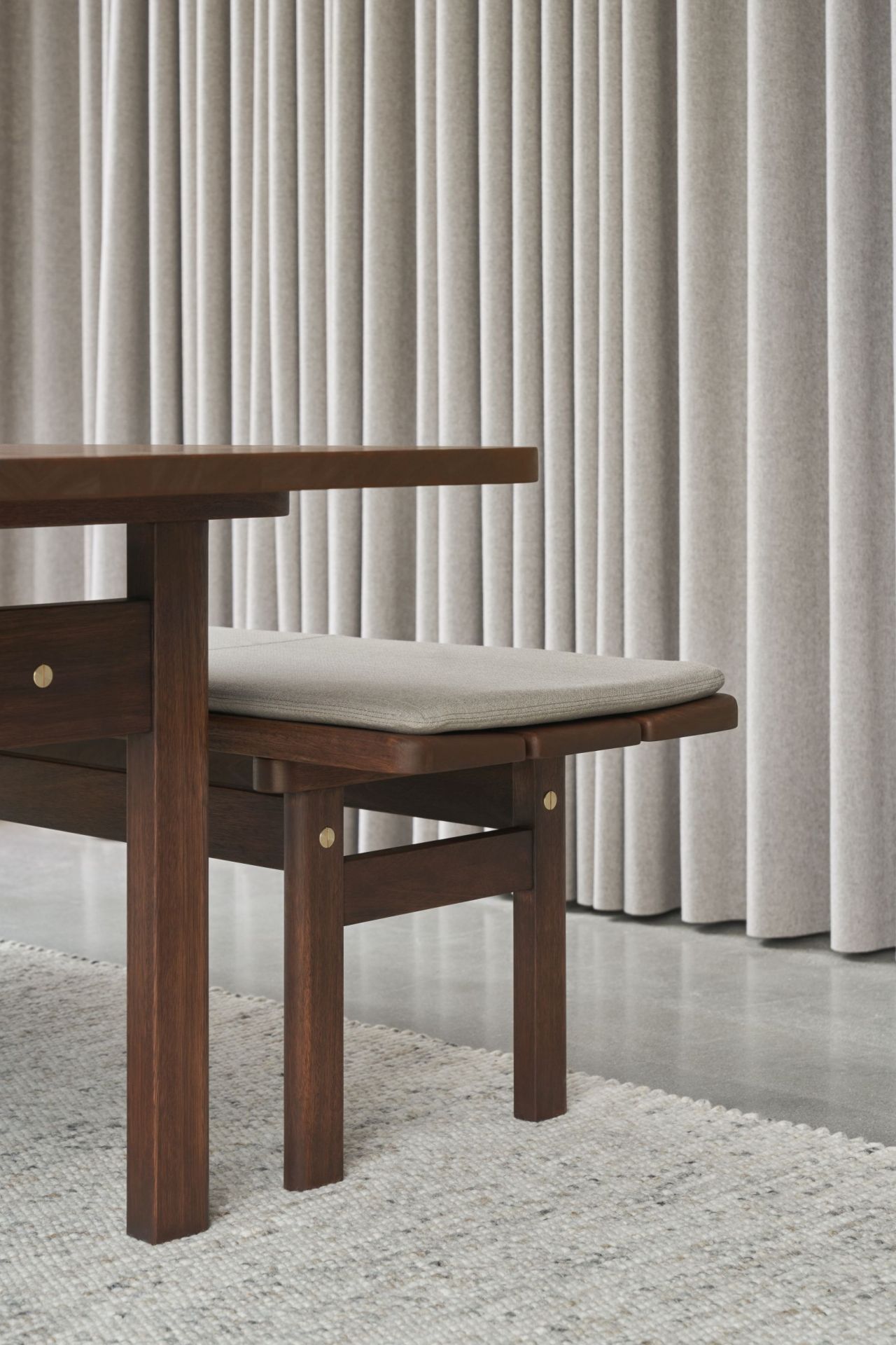 Asserbo Series Tisch dunkel geölter Eukalyptus Carl Hansen & Søn