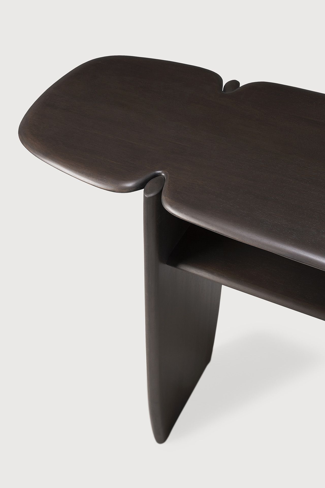 Detailaufnahme der Ethnicraft PI Konsole in dunklem Mahagoni mit Ablagefläche, modernes Design.