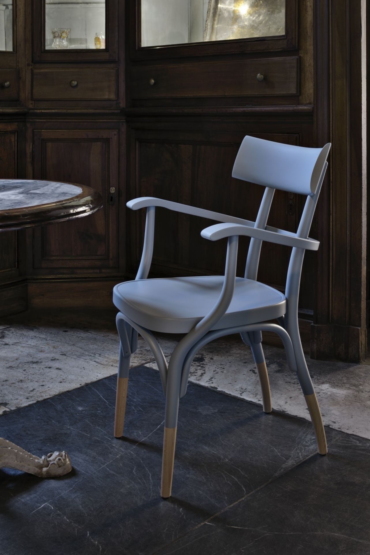 Grauer Czech Armchair Armlehnstuhl im Wiener GTV Design Stil, elegantes Möbelstück für Wohnraum und Büro.