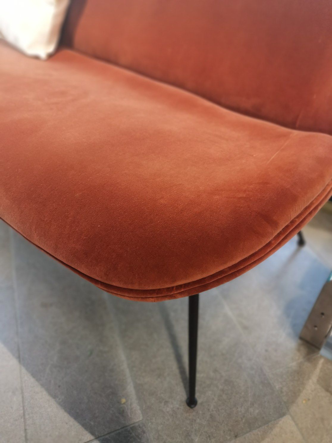 Beetle 2-Sitzer Sofa Gubi AUSSTELLUNGSSTÜCK