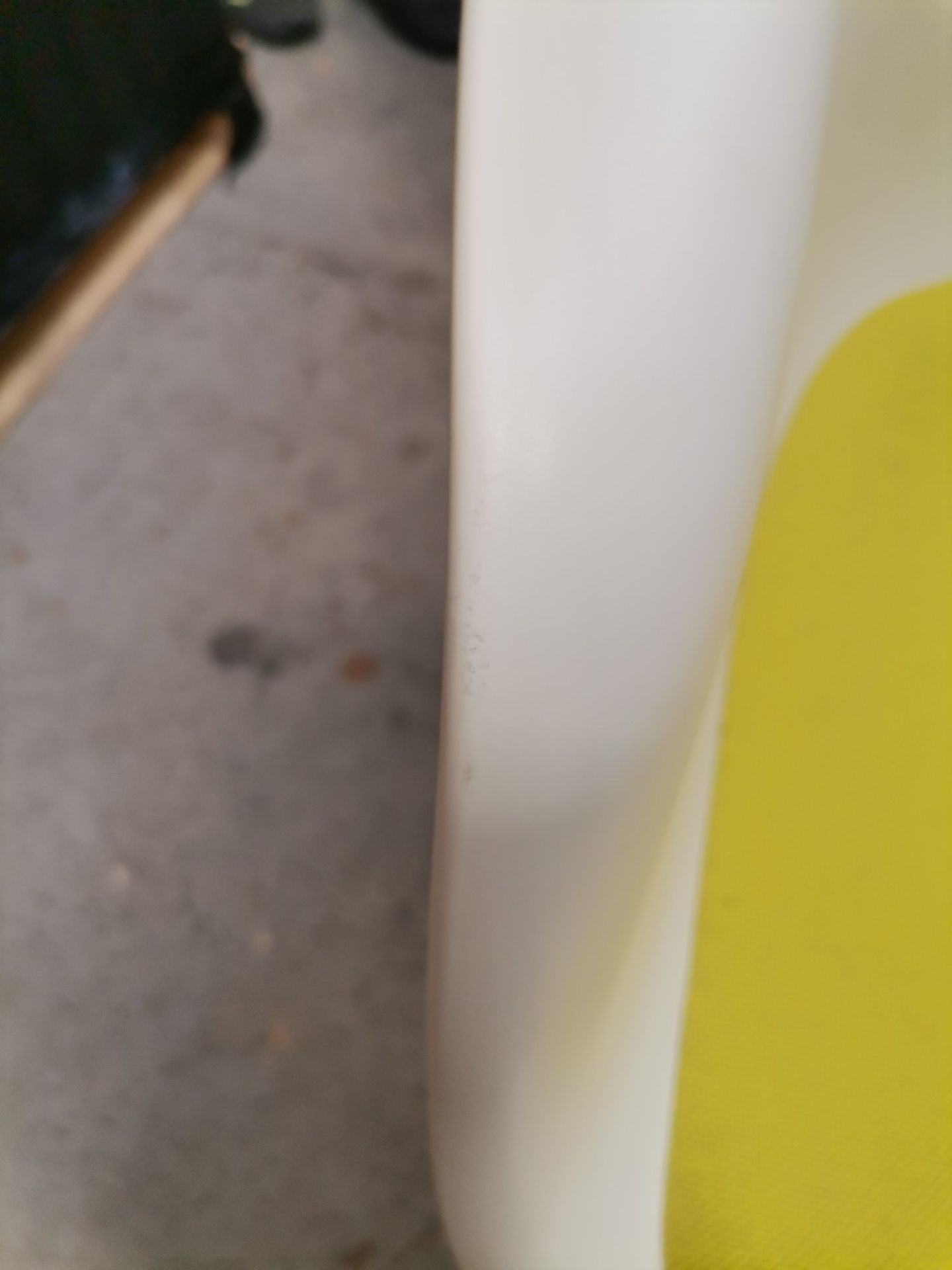 Eames Plastic Arm Chair DAR Stuhl mit Sitzpolster Grün / Gelb Vitra MÄNGELEXEMPLAR
