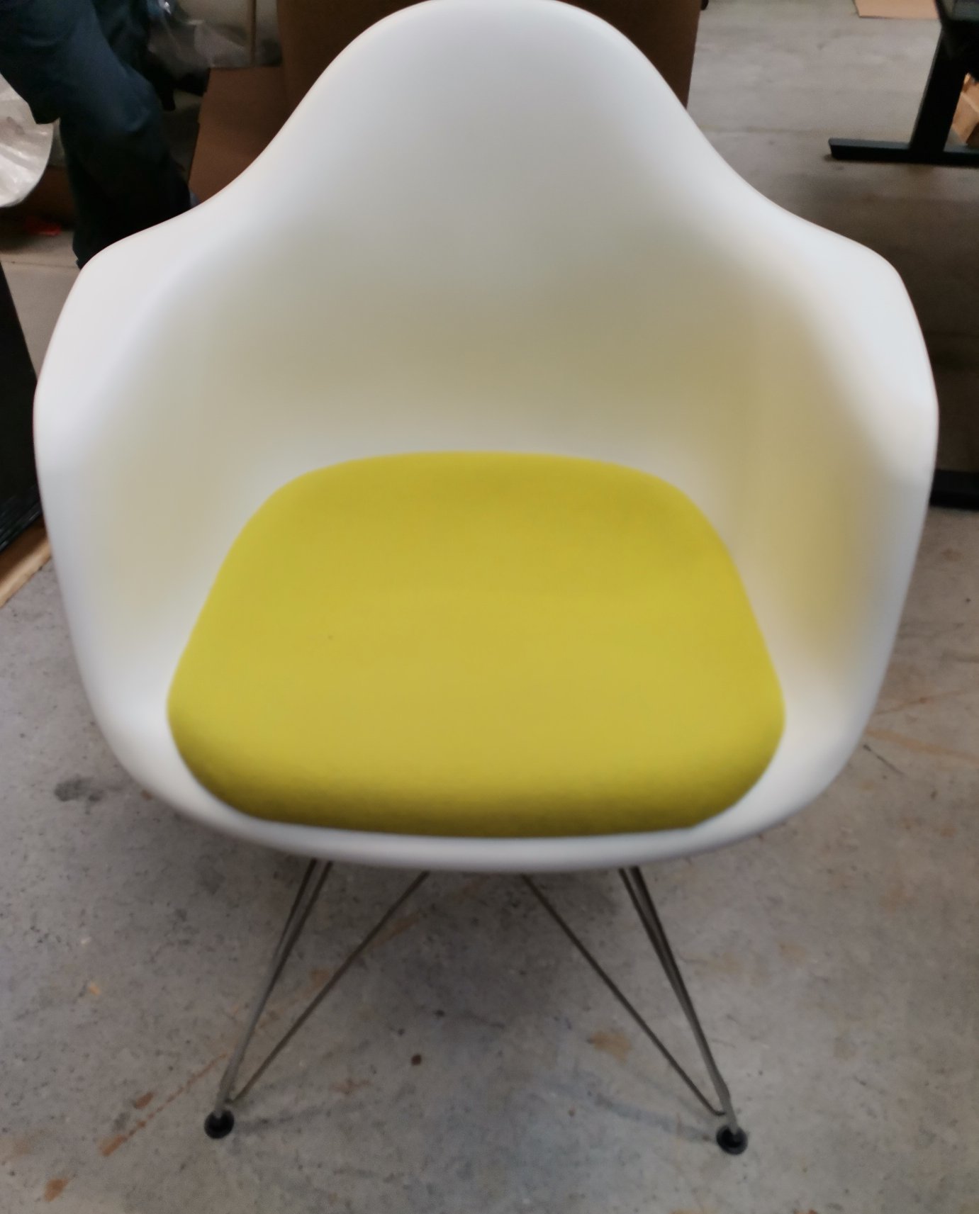 Eames Plastic Arm Chair DAR Stuhl mit Sitzpolster Grün / Gelb Vitra MÄNGELEXEMPLAR