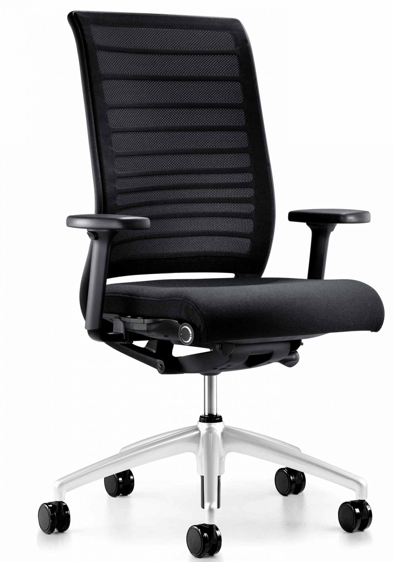 Hero Bürostuhl von Interstuhl mit mittelhoher Rückenlehne aus schwarzem Netzgewebe und Armlehnen.