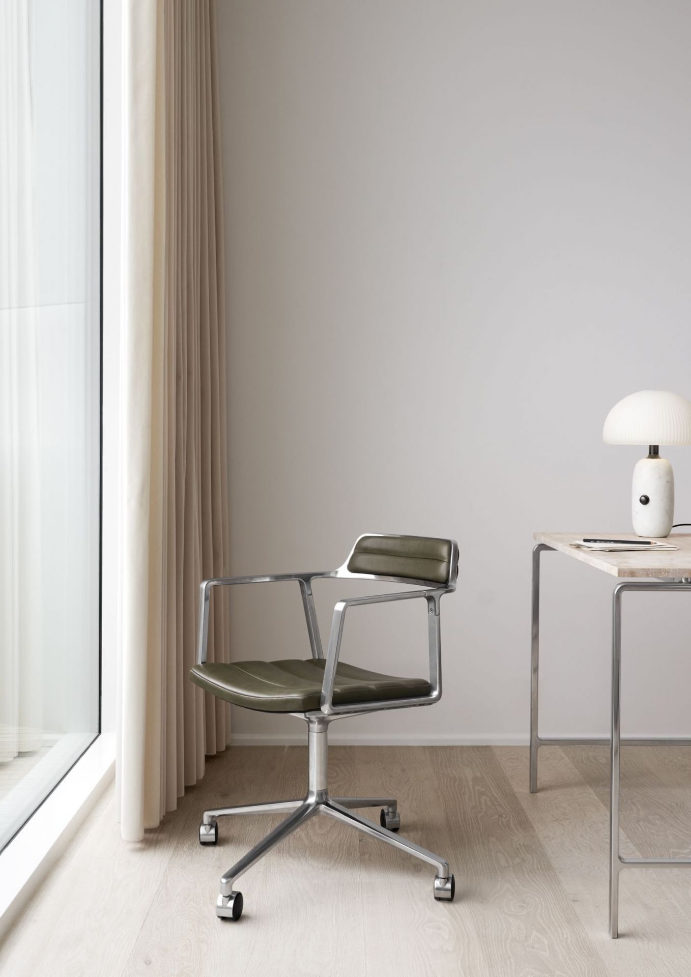 VIPP452 Swivel Stuhl mit Gleitern grünes Leder Vipp