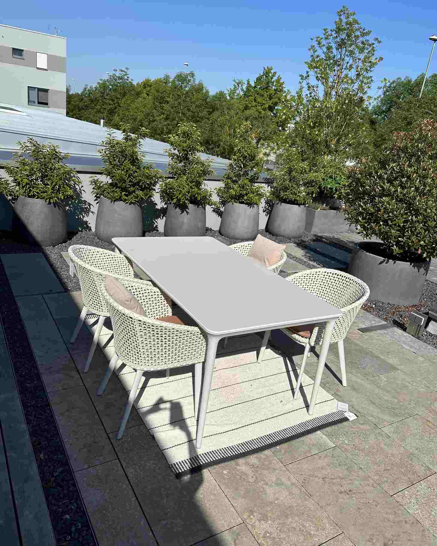 Bellmonde Tisch und Mbrace Armlehnstuhl Kombination Outdoor Dedon AUSSTELLUNGSSTÜCK