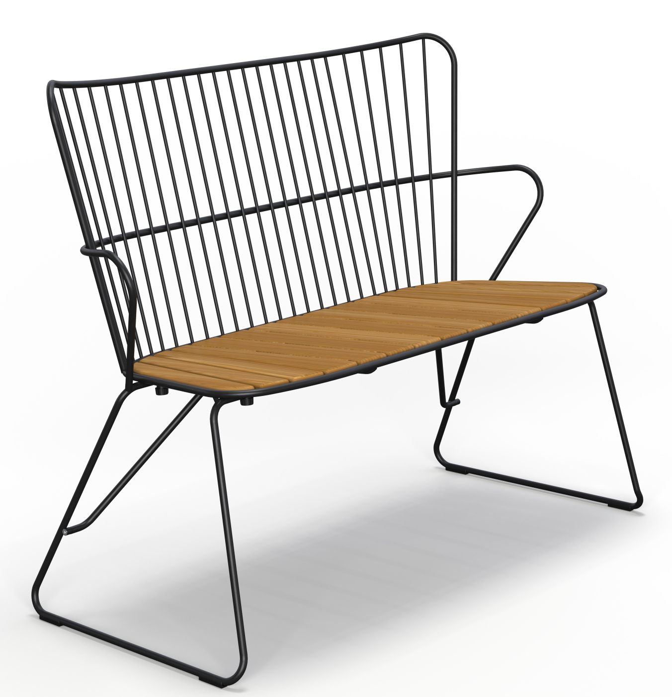 Schwarze Paon Gartenbank von Houe mit Lattenrost aus Bambus für den Außenbereich.