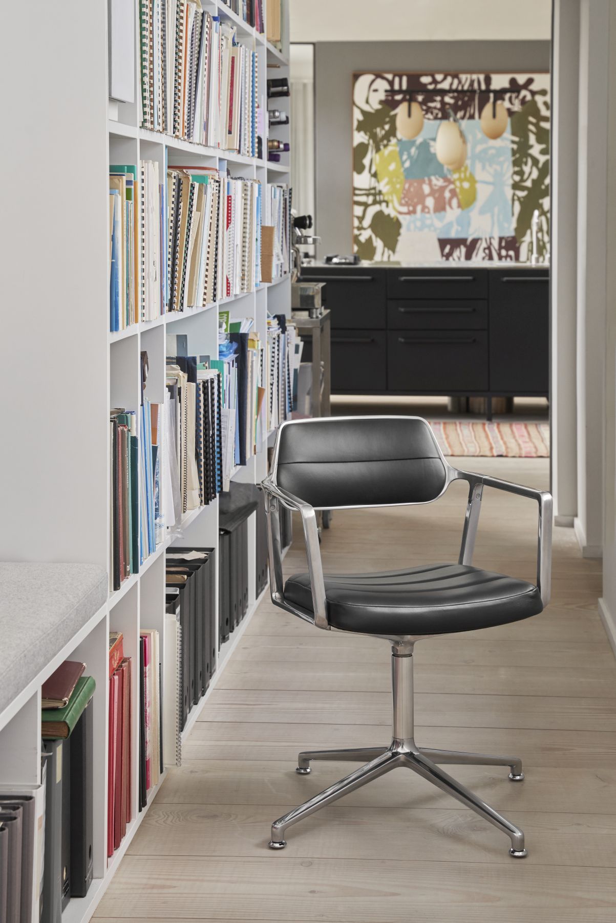 Vipp 453 / Vipp453 Drehstuhl Swivel Chair DARK SAND TEXTIL / POLIERTER ALURAHMEN MIT ROLLEN Vipp EINZELSTÜCK
