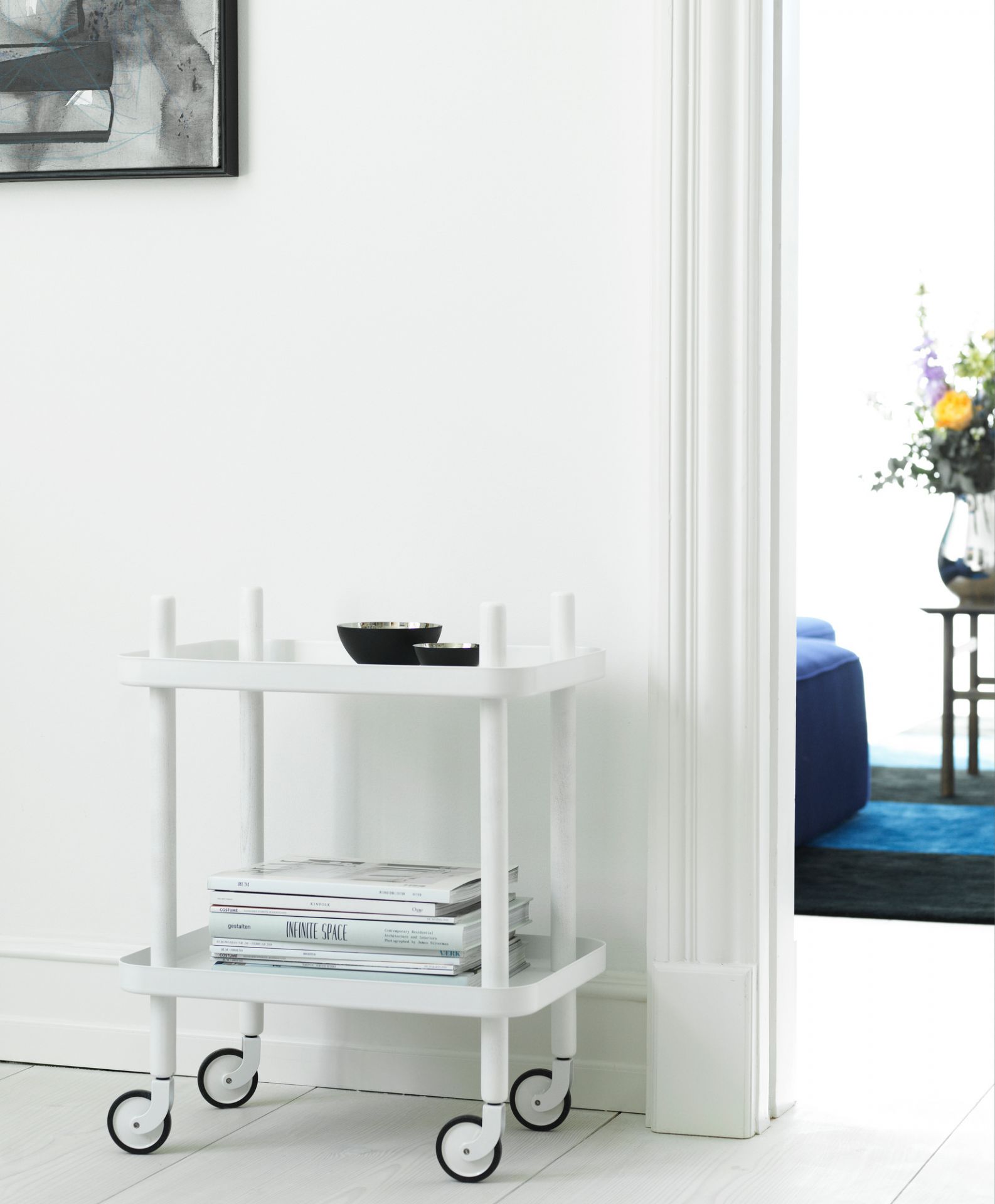 Weißer Normann Copenhagen Block Table Servierwagen mit zwei Ebenen und Rollen, ideal als Beistelltisch.