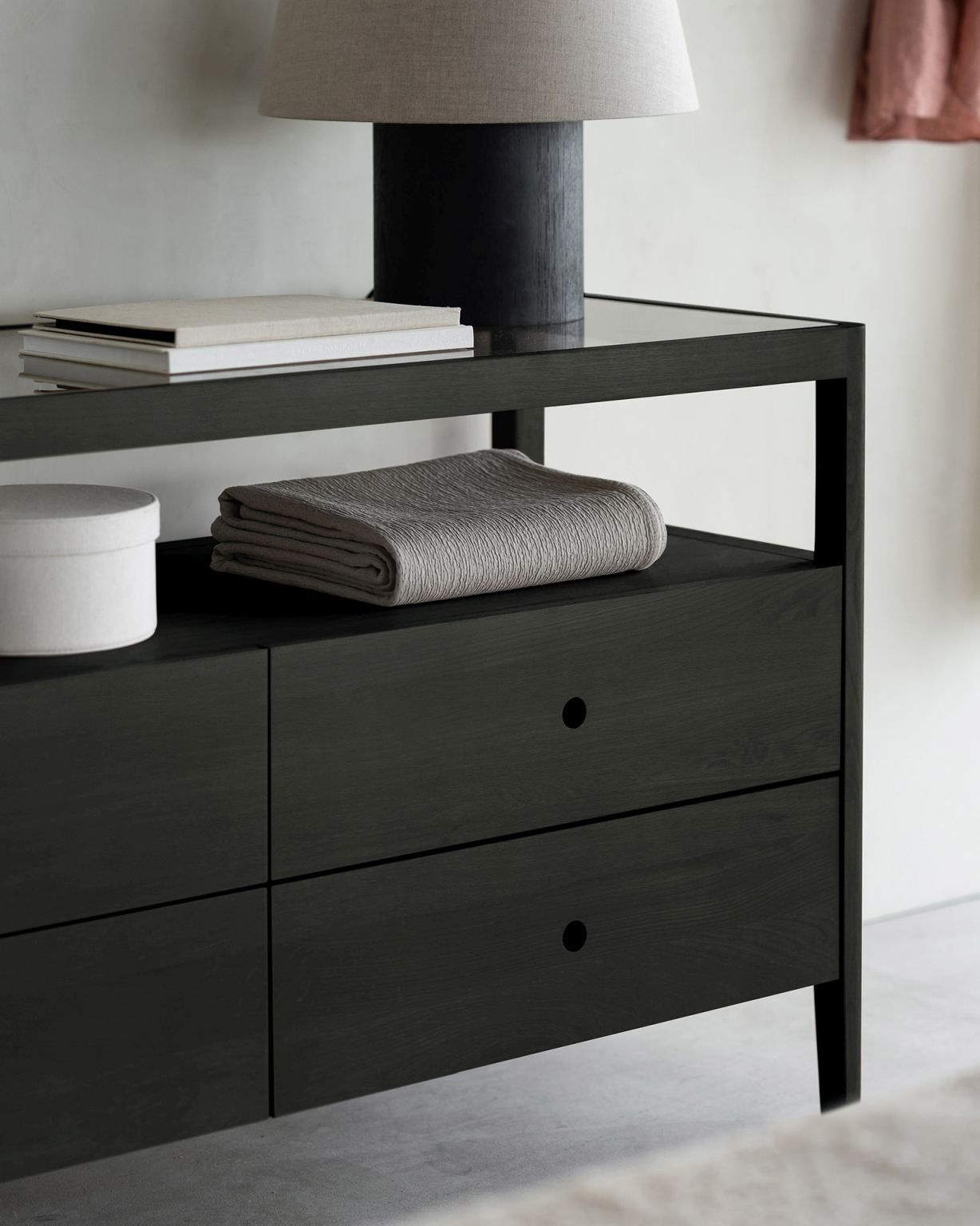 Spindle Kommode mit Schubladen Eiche schwarz lackiert Ethnicraft