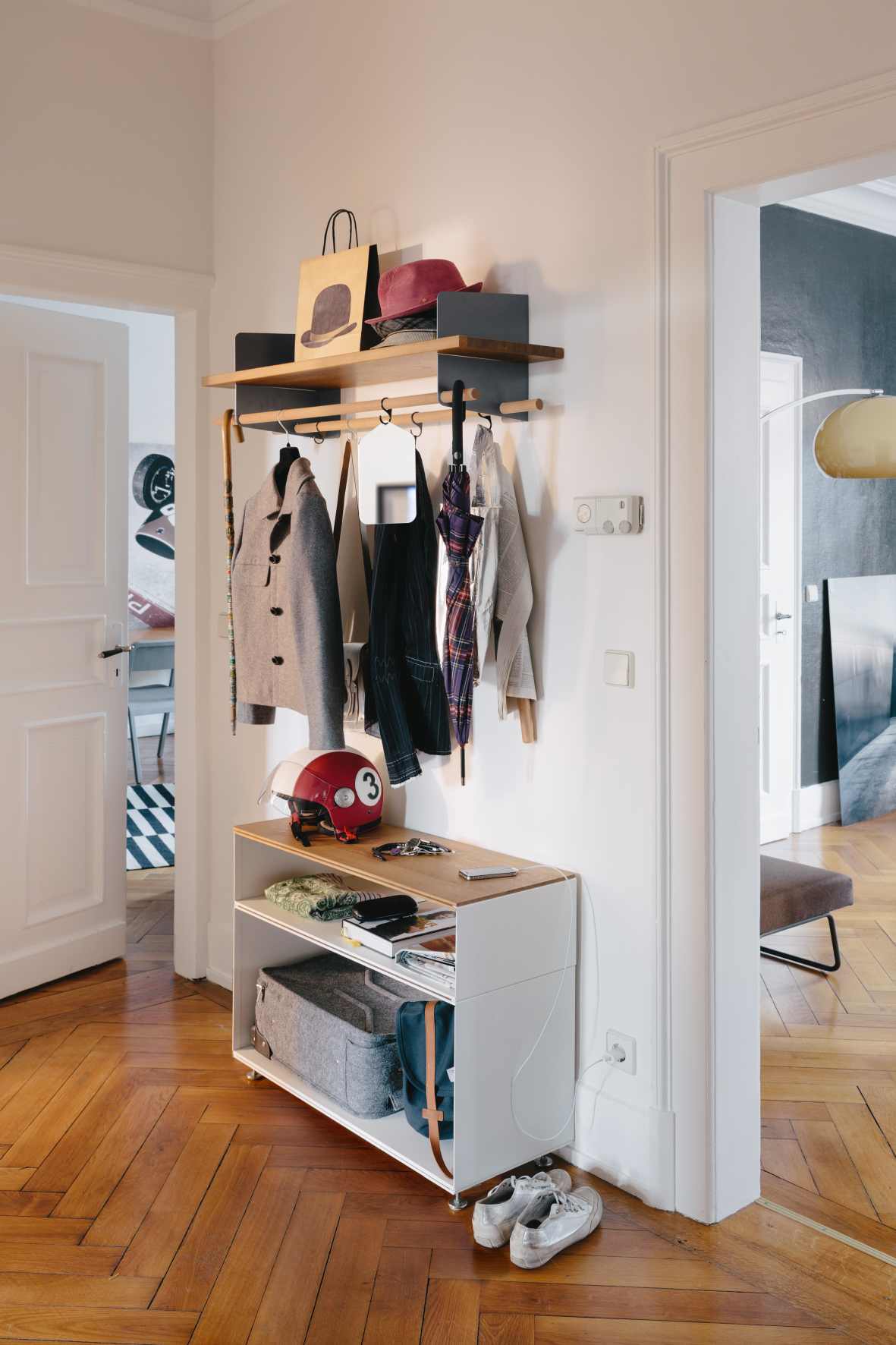 Atelier Wandregal / Garderobe mit Stange und 4 Haken Richard Lampert