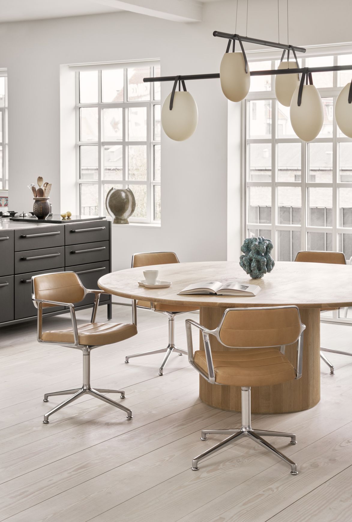 Vipp 453 / Vipp453 Drehstuhl Swivel Chair DARK SAND TEXTIL / POLIERTER ALURAHMEN MIT ROLLEN Vipp EINZELSTÜCK