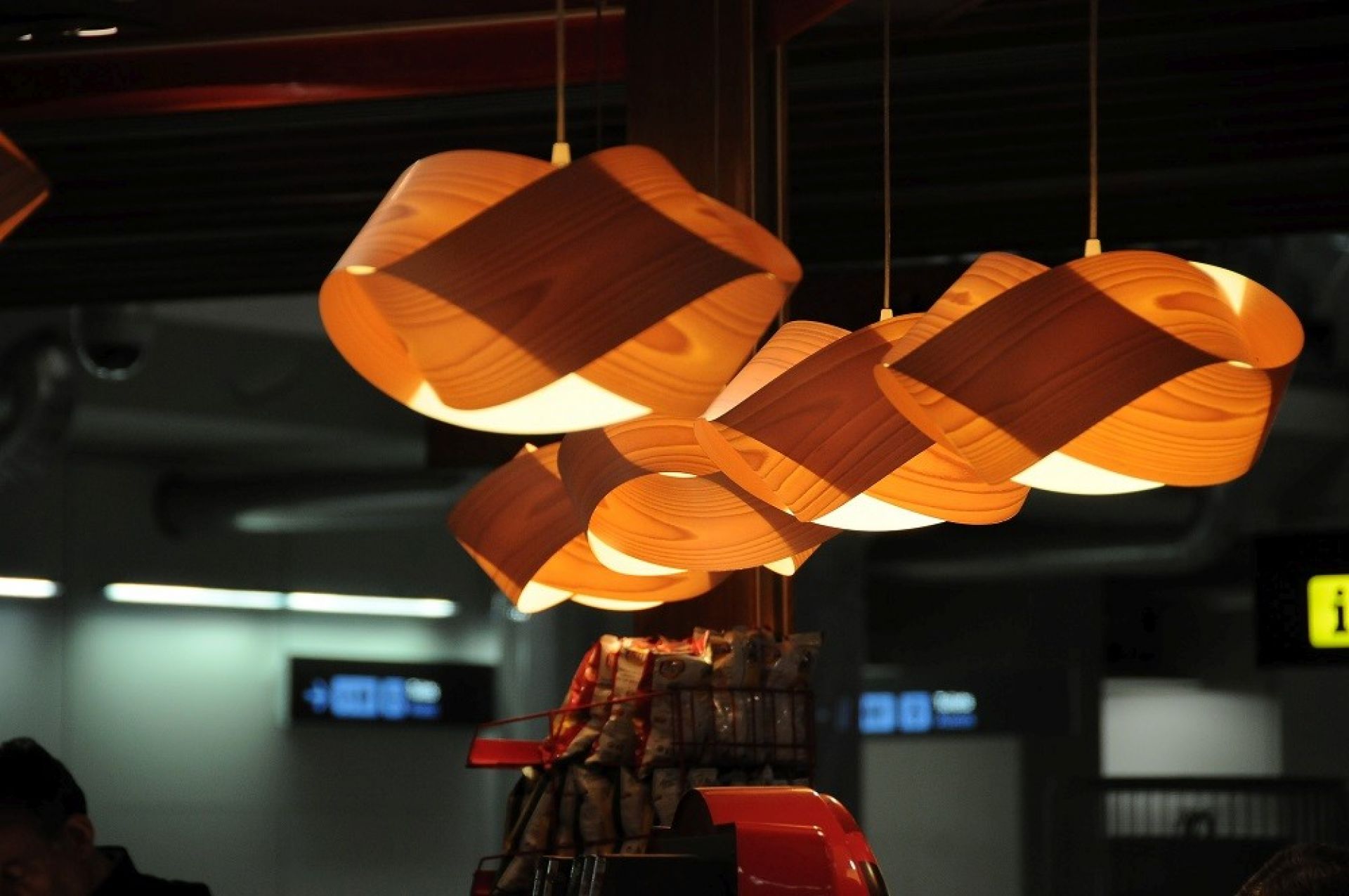 Nut Suspension Pendelleuchte Kabel und Baldachin in schwarz Schirm in Orange LZF Lamps