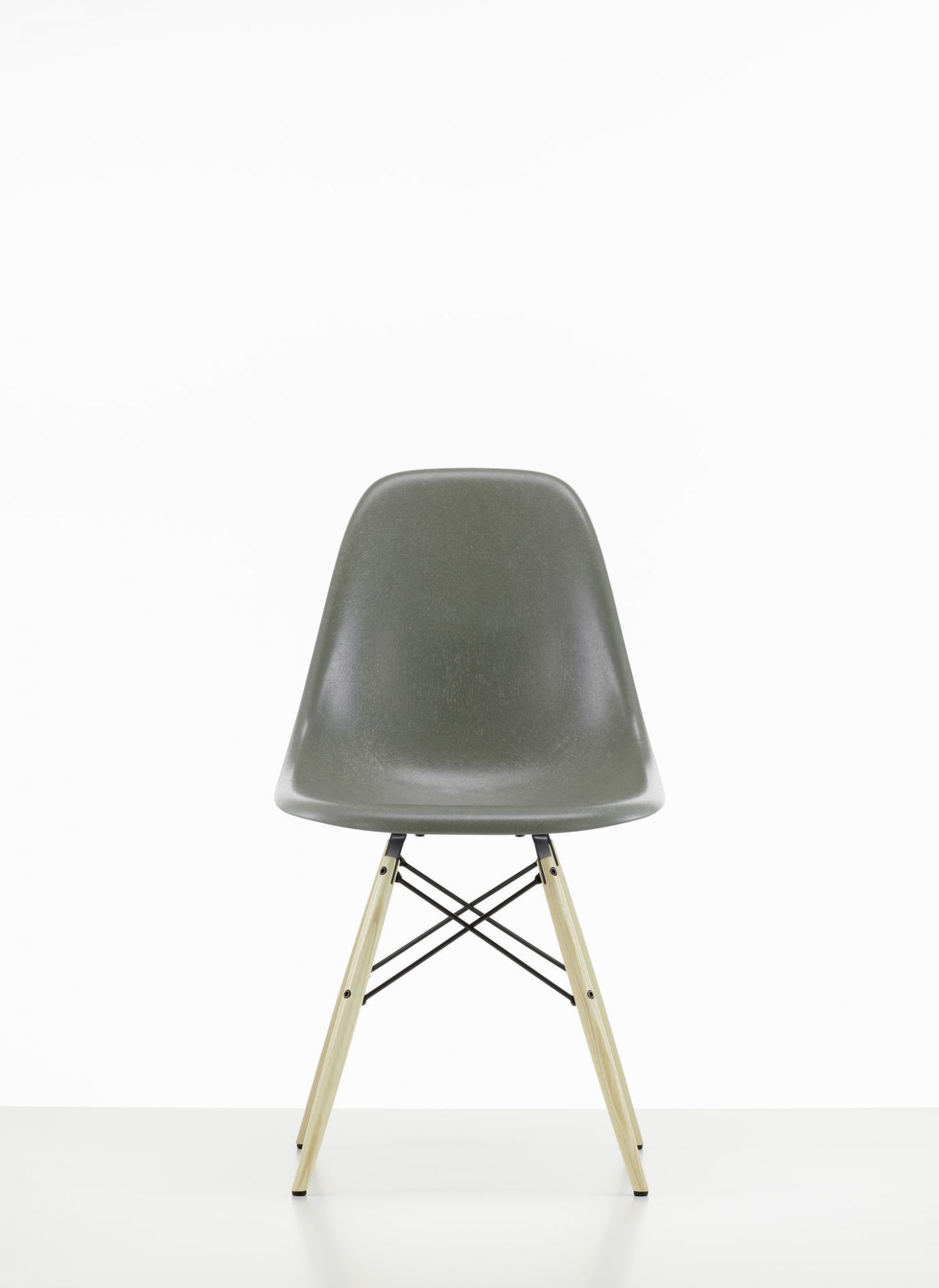 Eames Fiberglass Chair DSW Stuhl Vitra Farben 2019 Esche Honigfarben - Navy blue