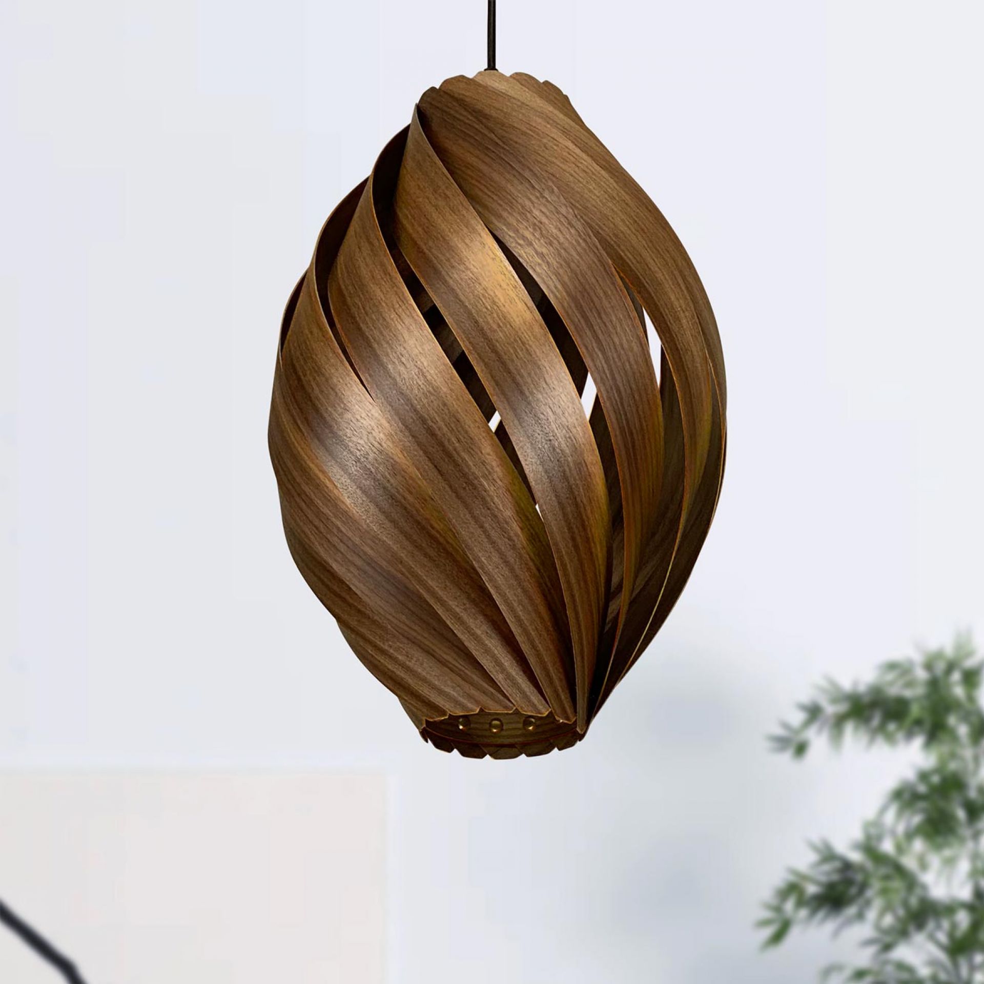 Ardére Hängeleuchte aus Nussbaumholz, rundliches Design. Moderne Deckenlampe für Wohnzimmer und Esszimmer.