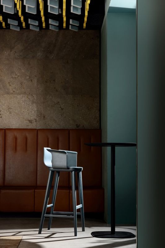 Aeon Comfort Barstool Barhocker mit Armlehnen Zeitraum Aeon Comfort Barstool Barhocker mit Armlehnen Zeitraum