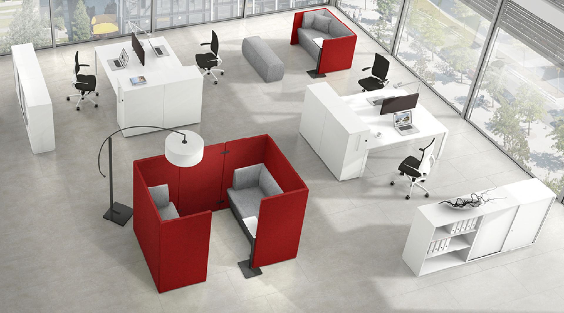 Helle Bürolandschaft mit weißen Schreibtischen, Bürostühlen und roten Assmann Syneo Bench Sitzinseln für Besprechungen.