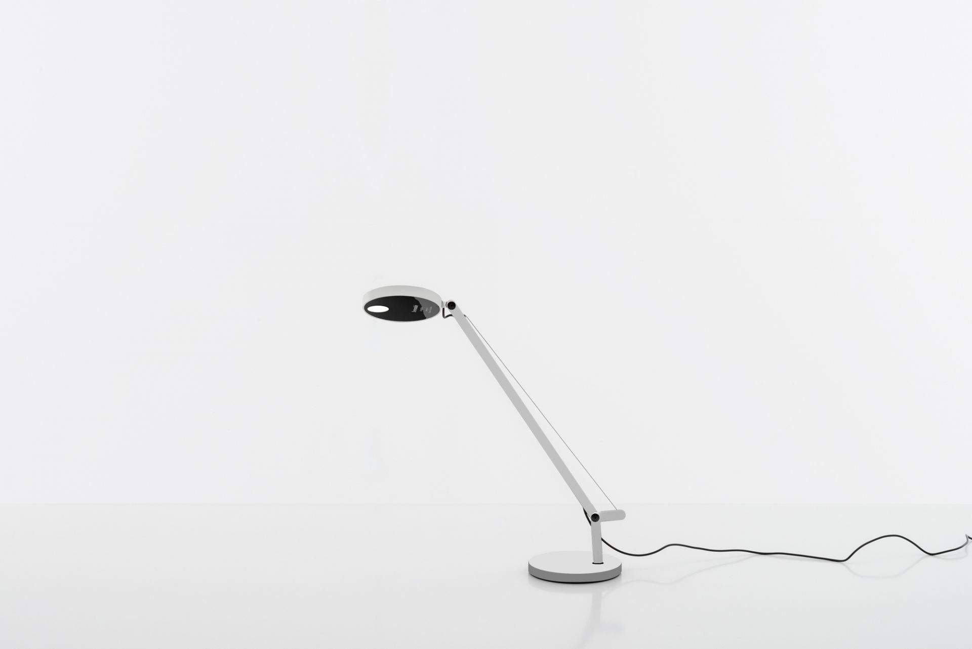 Weiße Artemide Demetra Micro Tischleuchte mit verstellbarem Arm und rundem Leuchtenkopf.