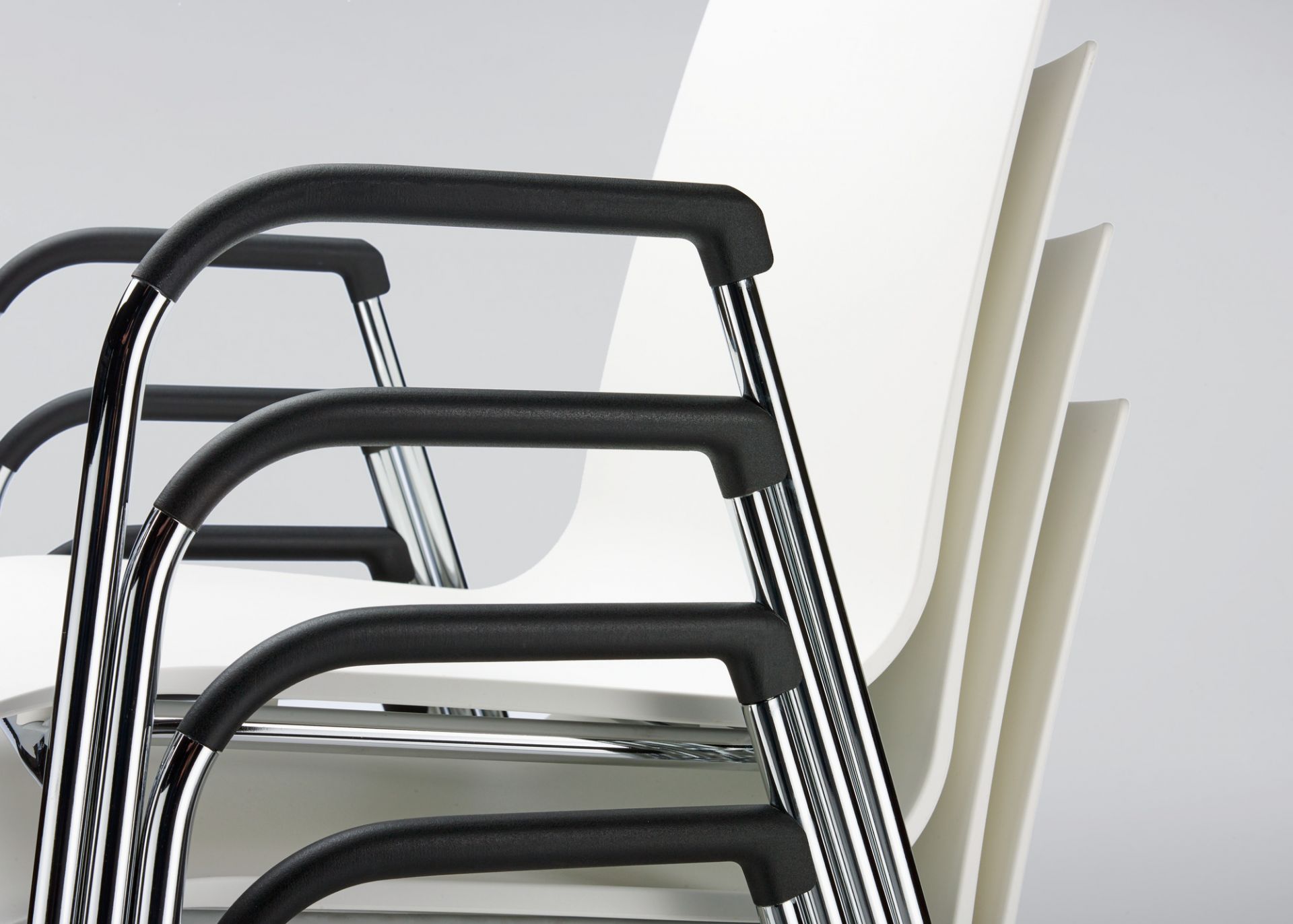 S 260 F Stuhl mit Armlehne Thonet
