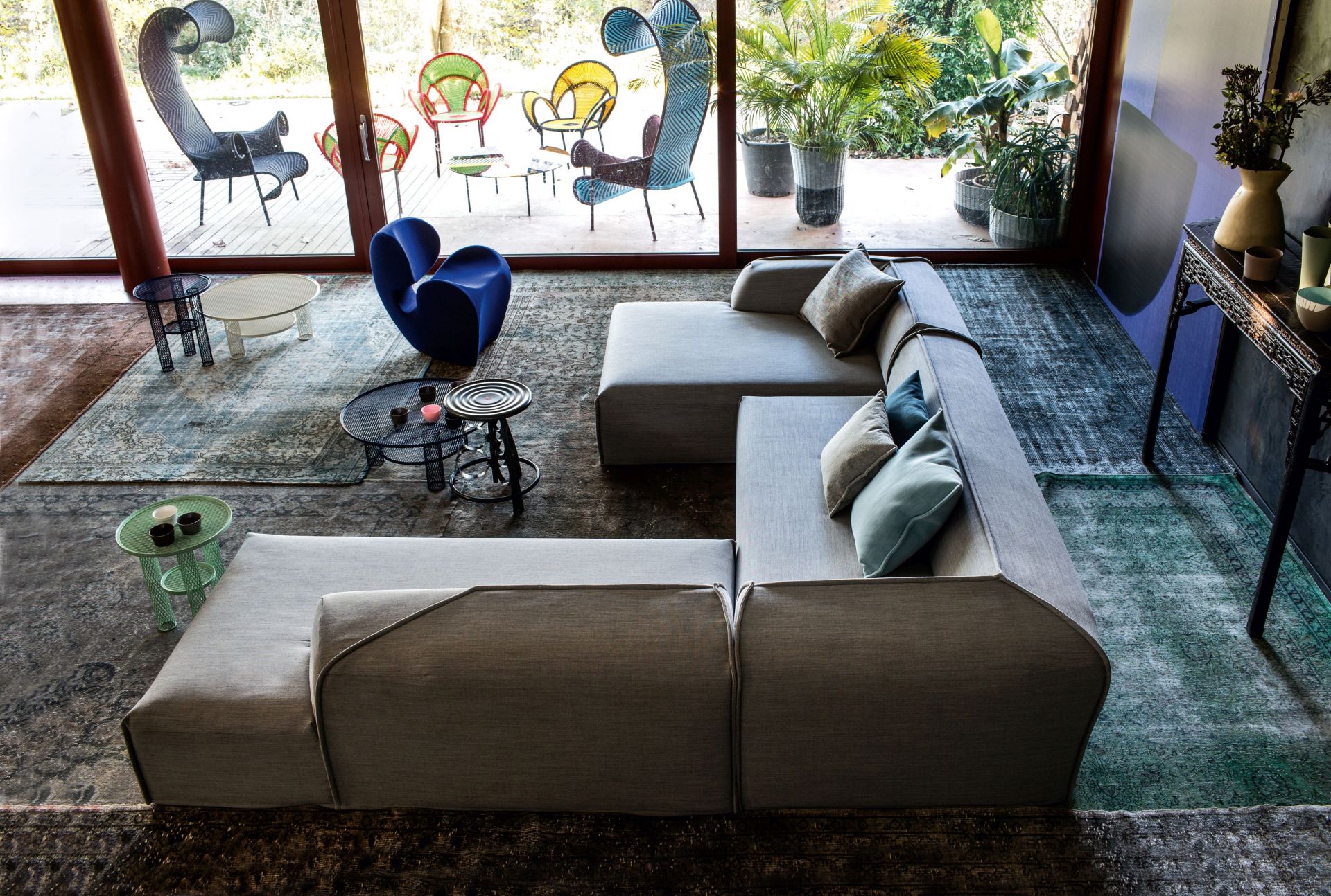 Nahaufnahme des Moroso Net Beistelltisches in Tinte, ein moderner, kleiner Metalltisch für Wohnzimmer und Lounge.